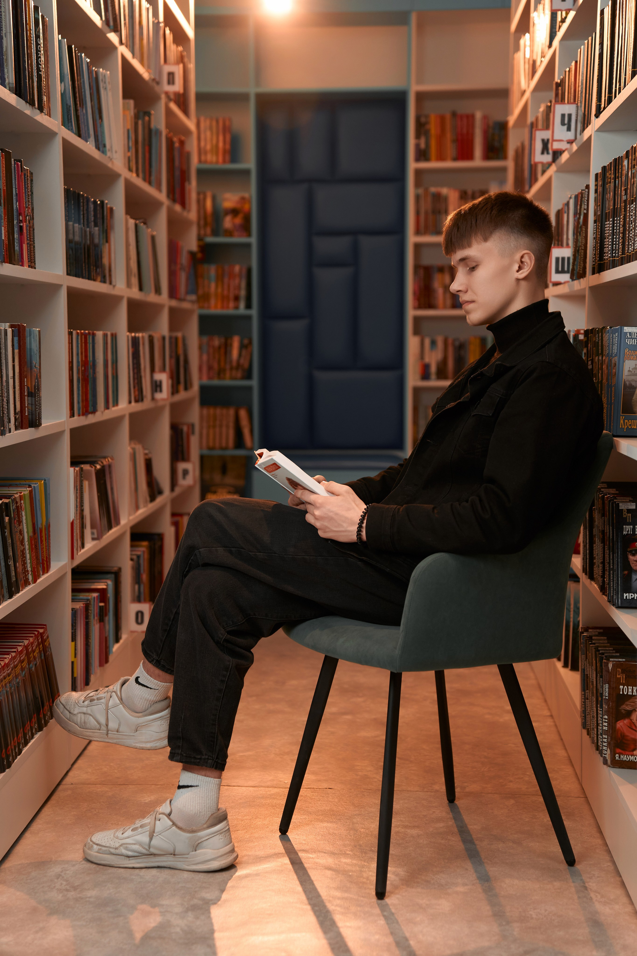 Артём в библиотеке. Фотограф и видеограф Павел Серобабов