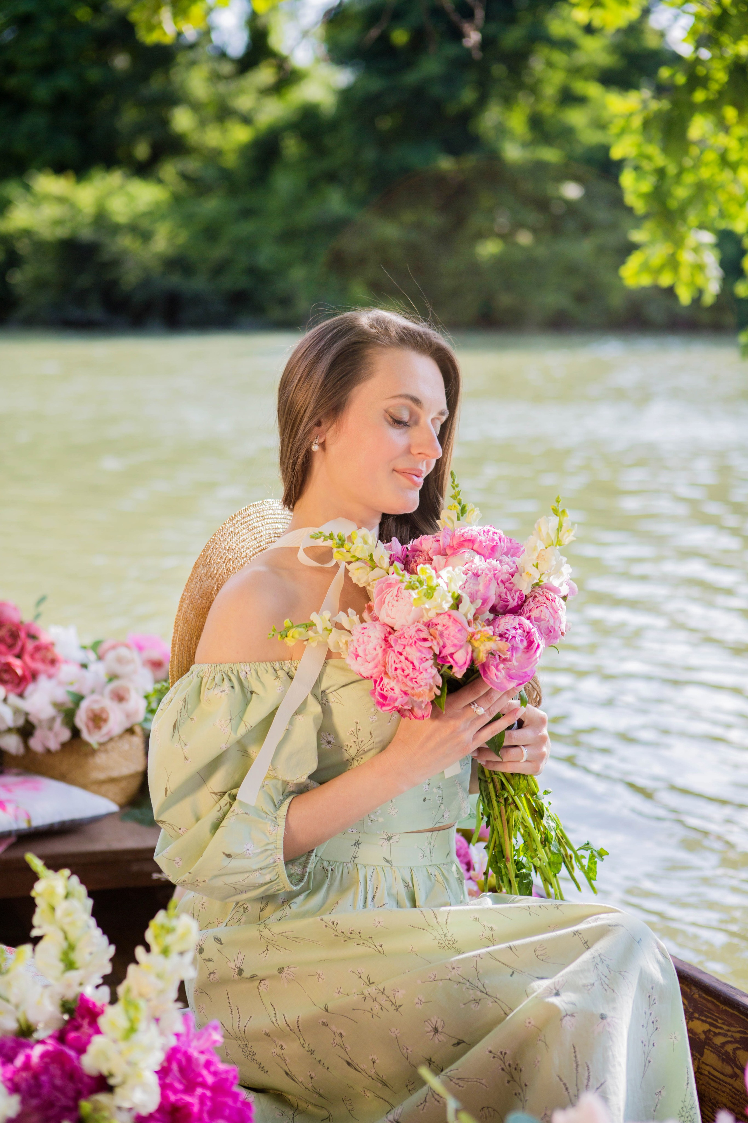 Лодка с пионами. Свадебный семейный и детский фотограф в Краснодаре Карина Федоровская