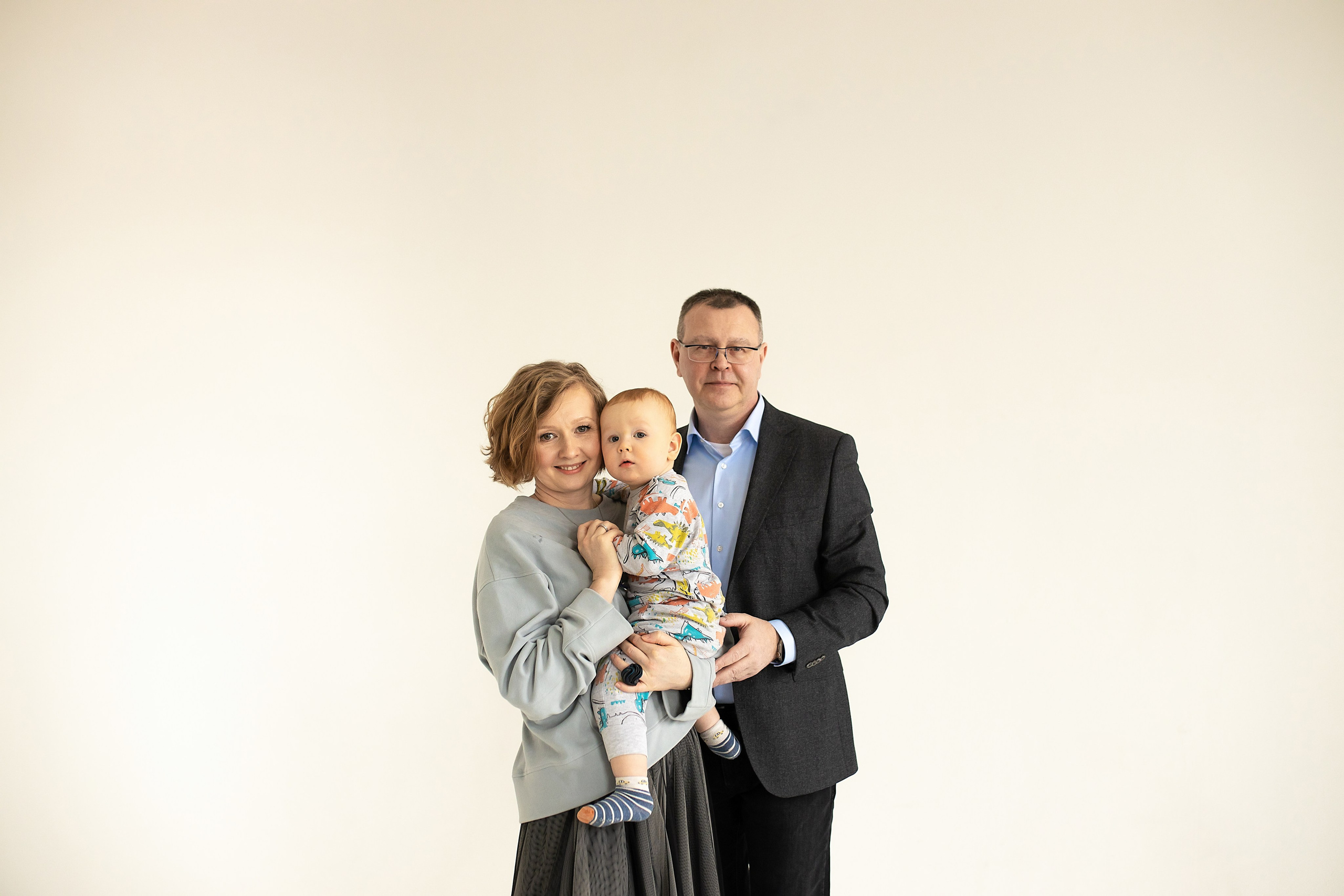 Семейная фотосессия на циклораме с естественным светом. Фотограф в Железнодорожном и Балашихе