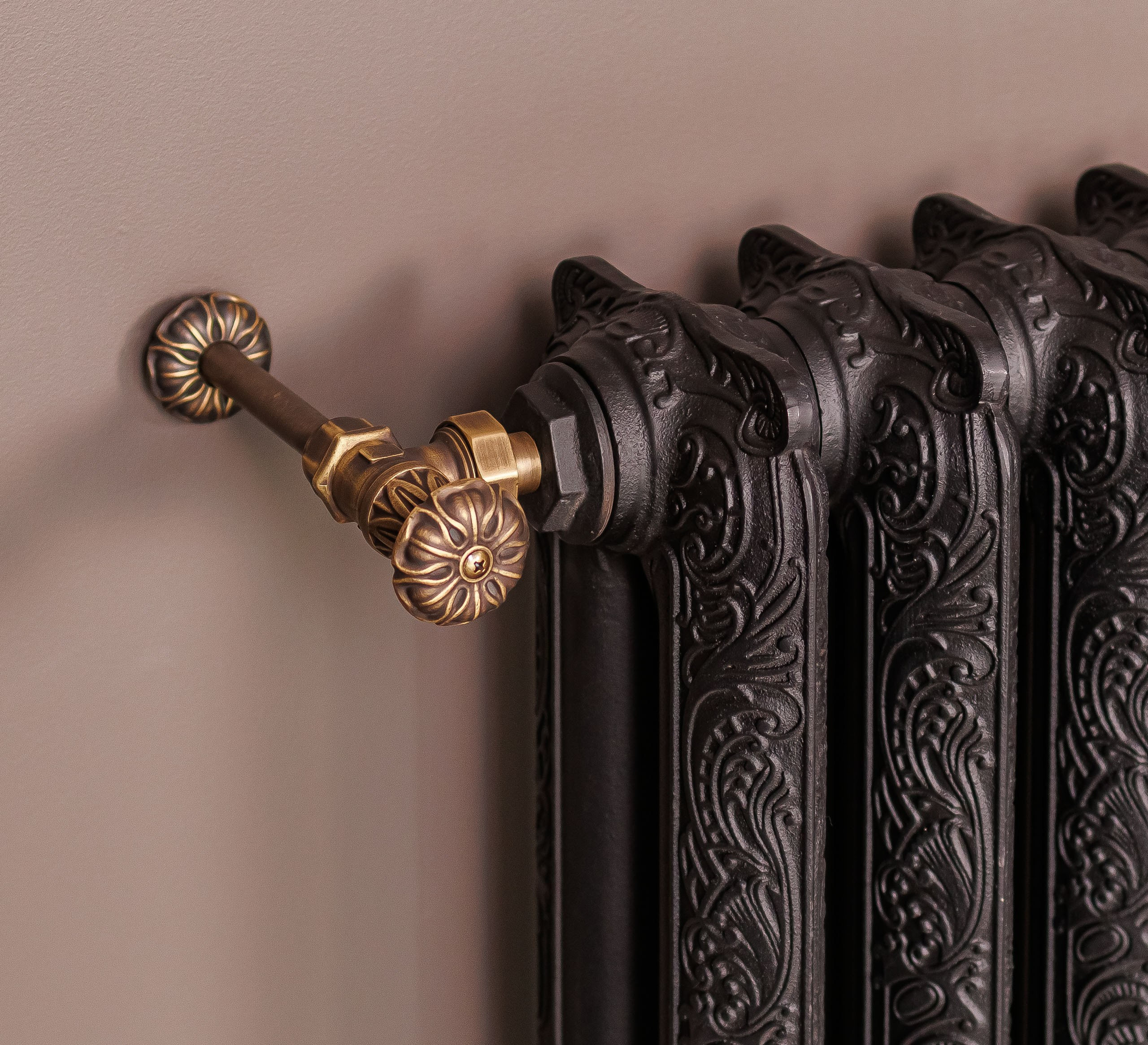 Предметные фотографии дизайнерских радиаторов отопления в стиле ретро