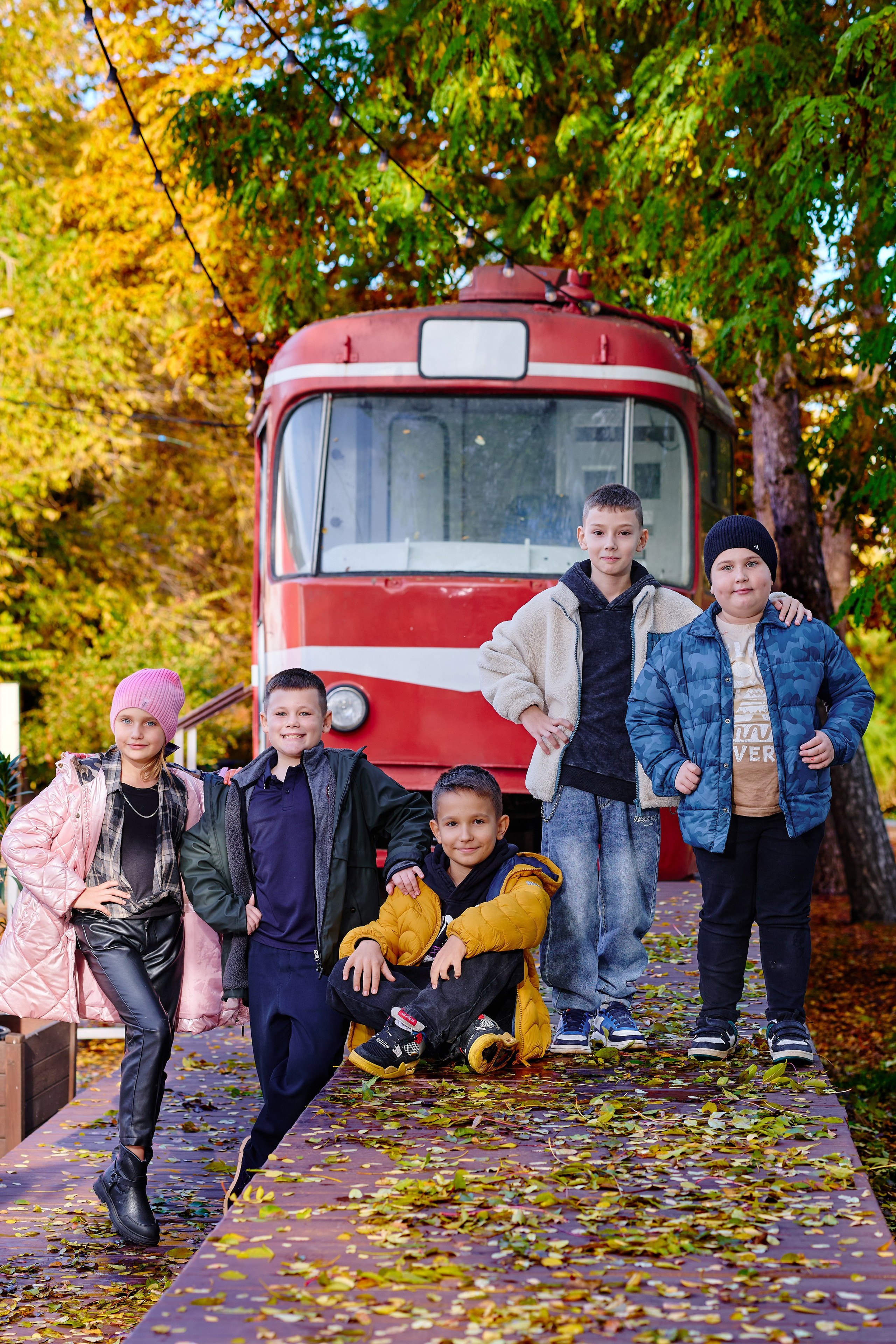 Прогулка в парке классом. Фотограф Выпускные альбомы Таганрог Сергей Коробченко