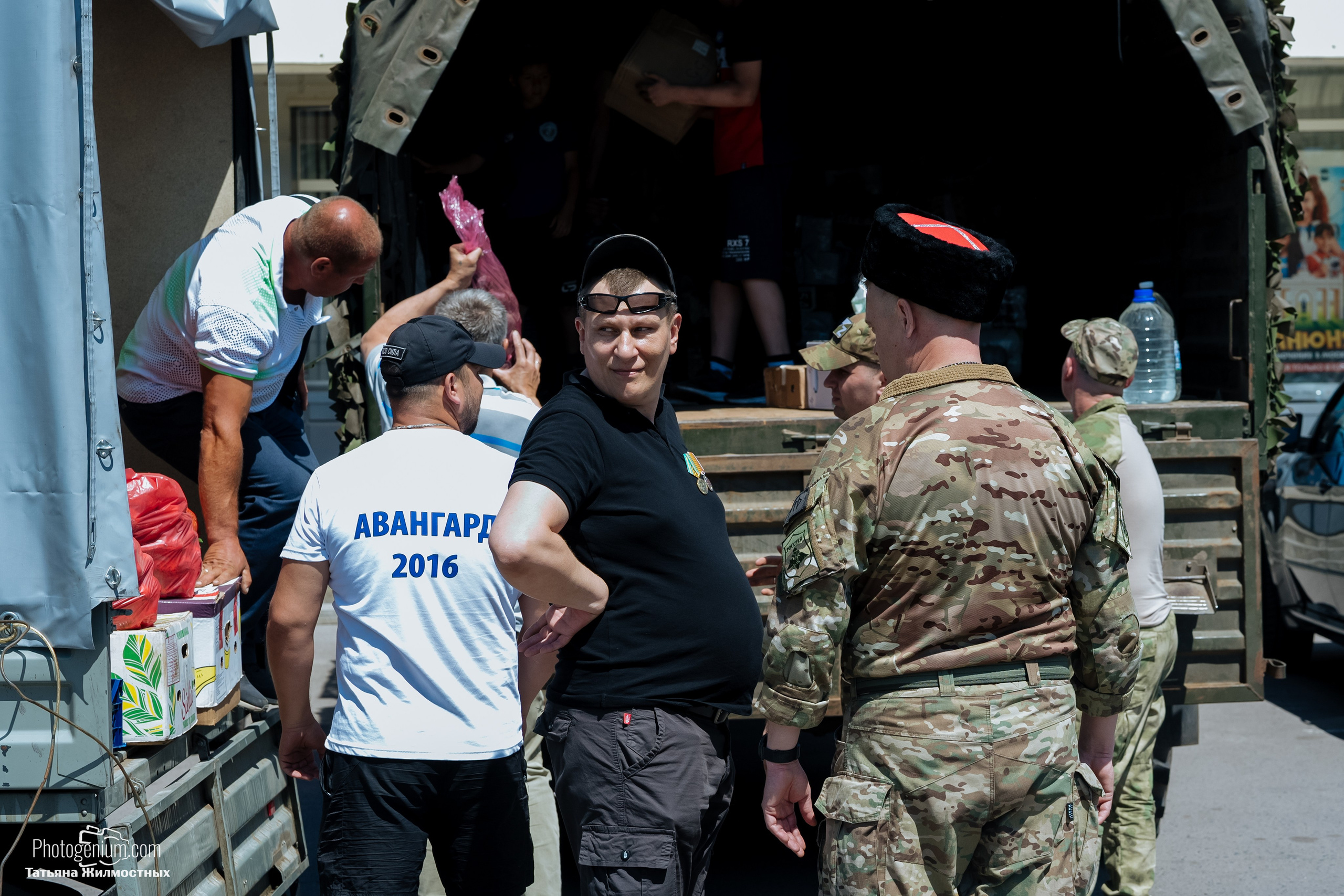 8 июня «Патриоты из Курска» сбор гуманитарной помощи у кинотеатра «Родина». Фотограф Нижний Новгород Татьяна Кейод