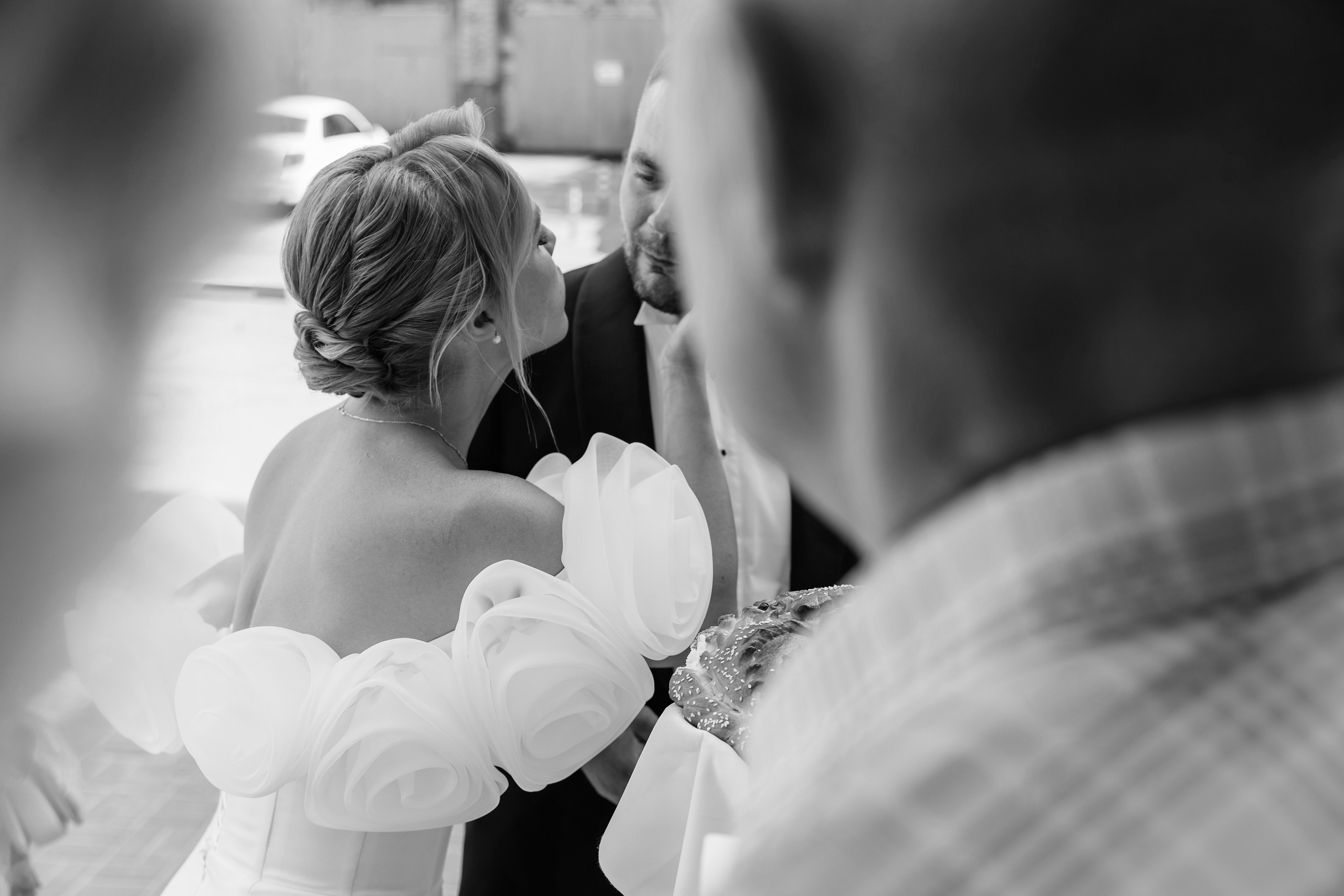 Момент нежности между молодоженами, подмеченный фотографом. Автор: Орешина Елена.