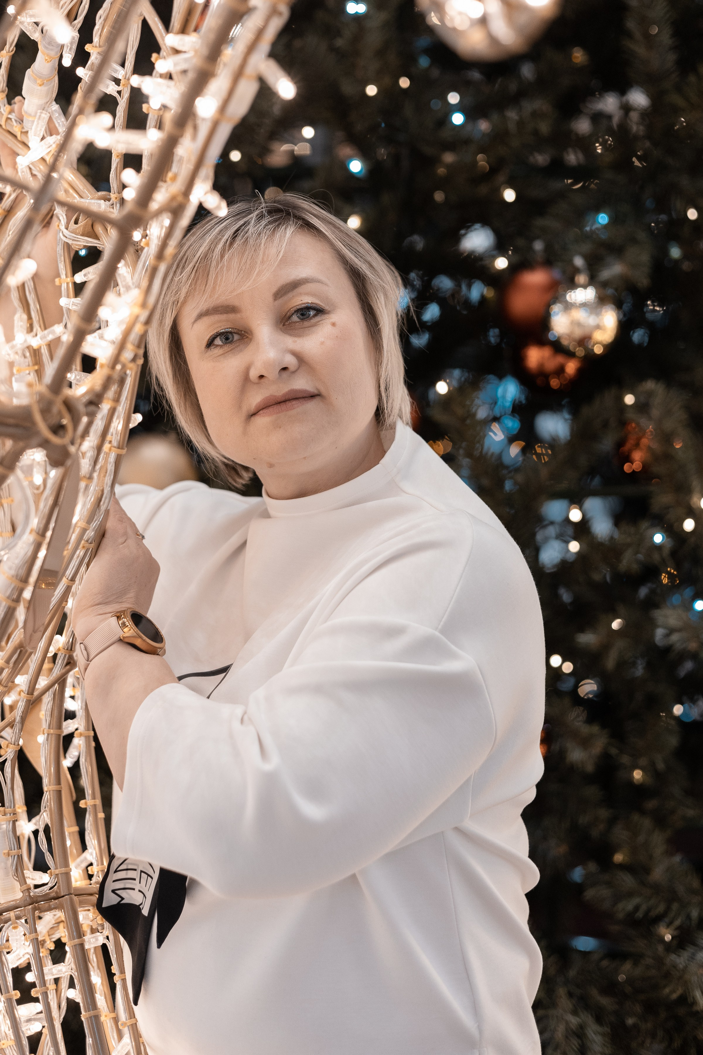 Портрет девушки с новогодней гирляндой