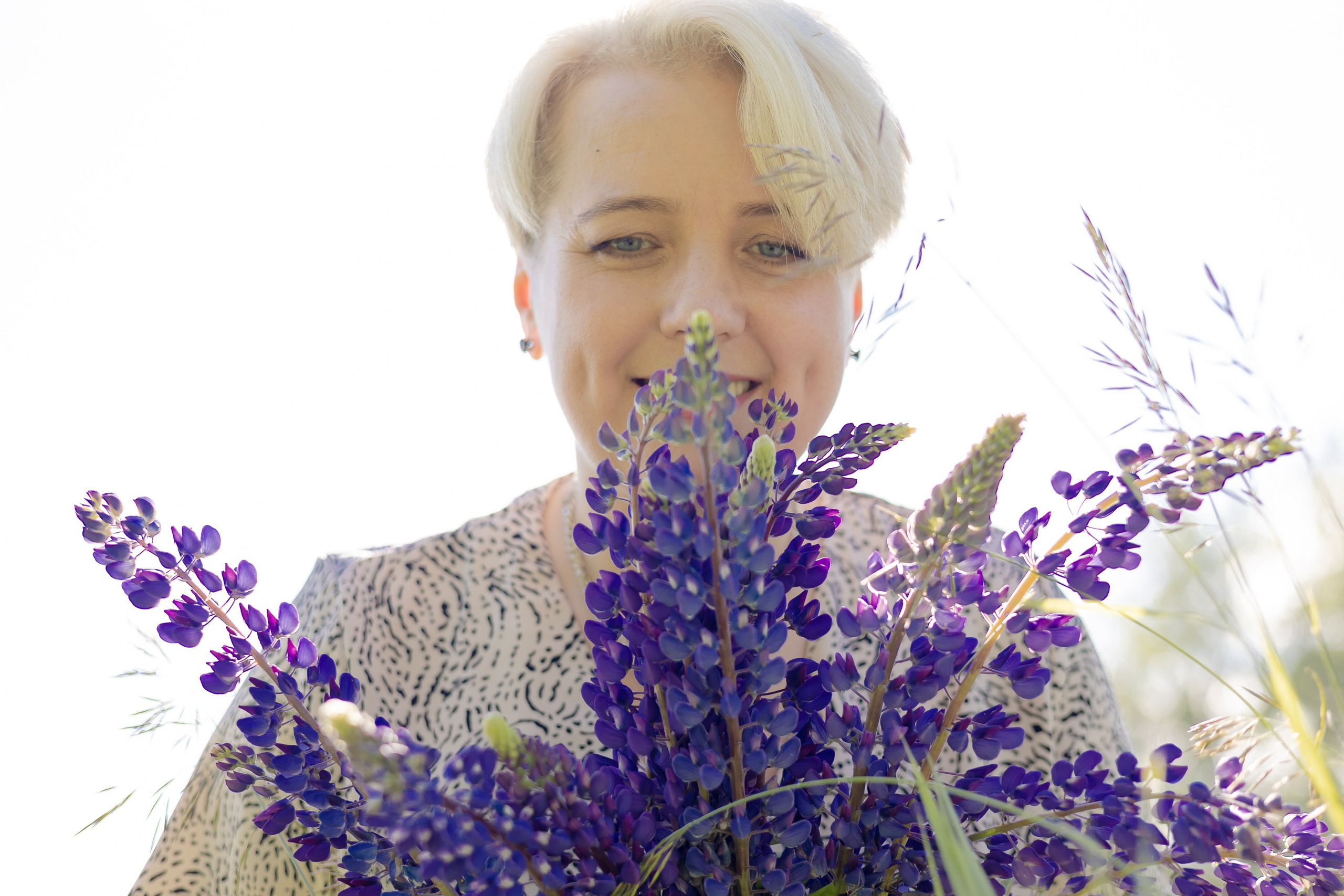 Фотосессия в поле с люпинами