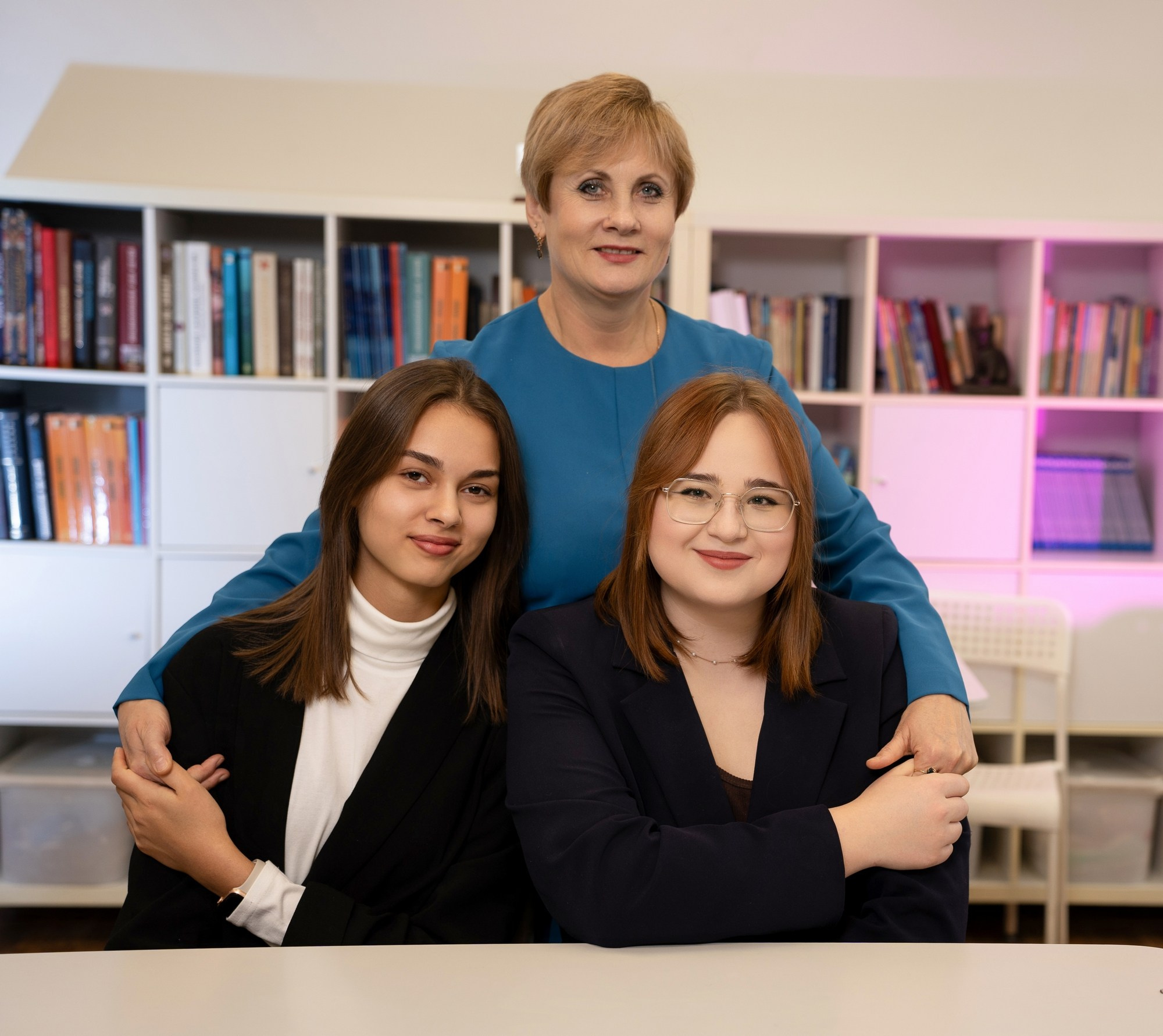 Фотосессия в 7 лицее с цветными фильтрами. СИГМА | Студия выпускных альбомов Красноярск