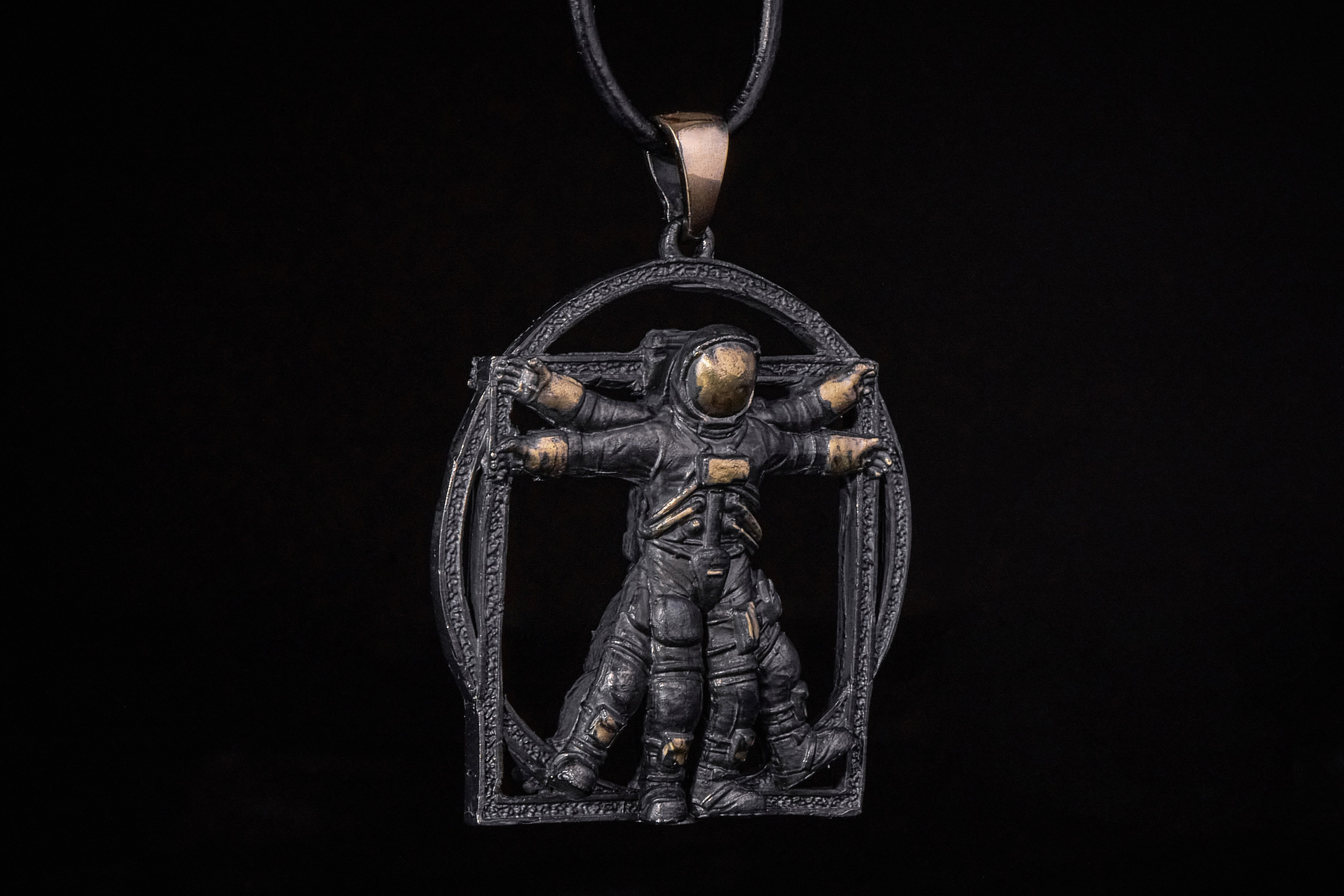 Мужская бижутерия на чёрном фоне. Фотограф Яковлев Роман — Красноярск