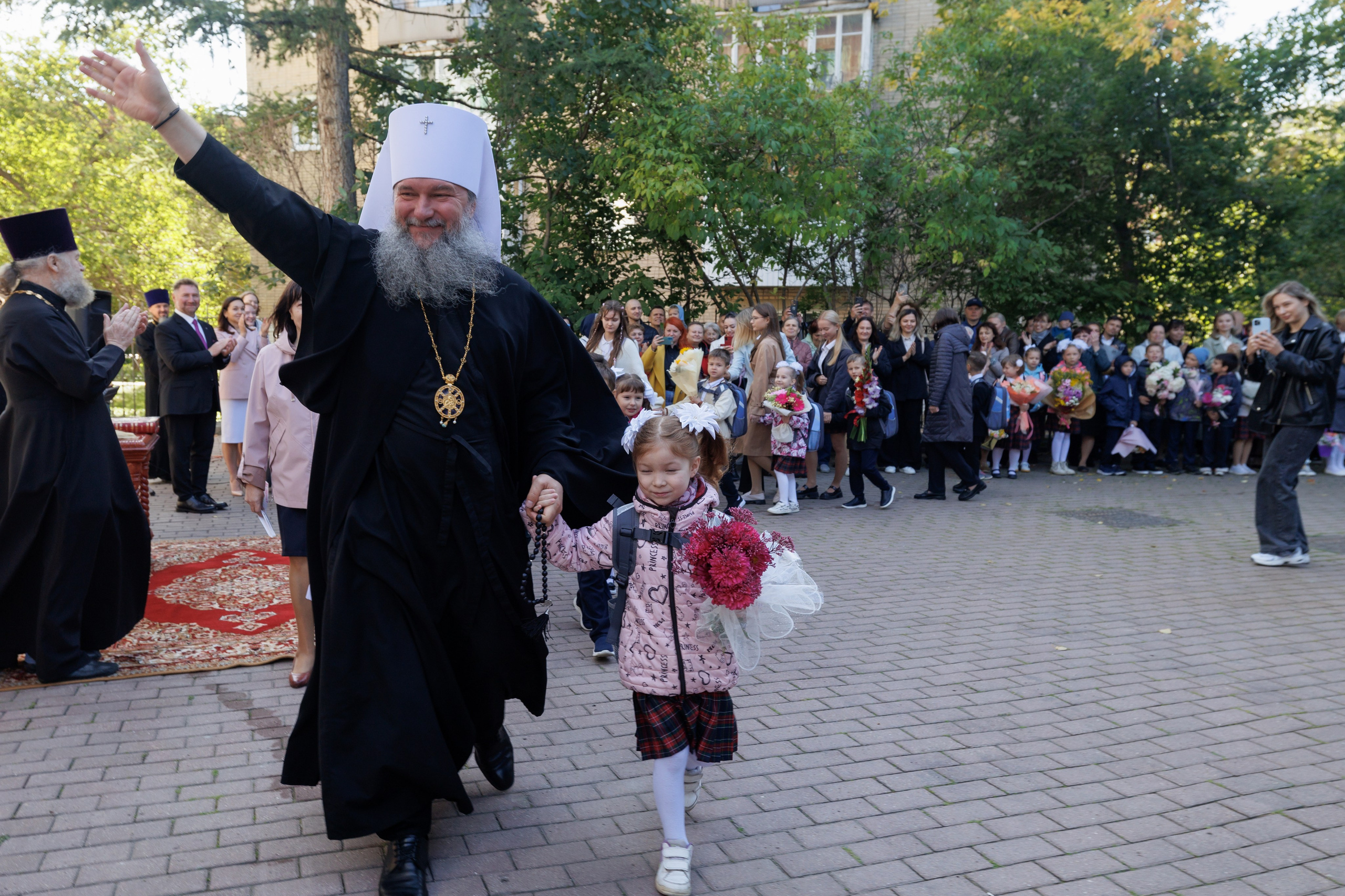 Митрополит Евгений первое сентября Екатеринбург, архиерей и первоклассница, день знаний православная гимназия
