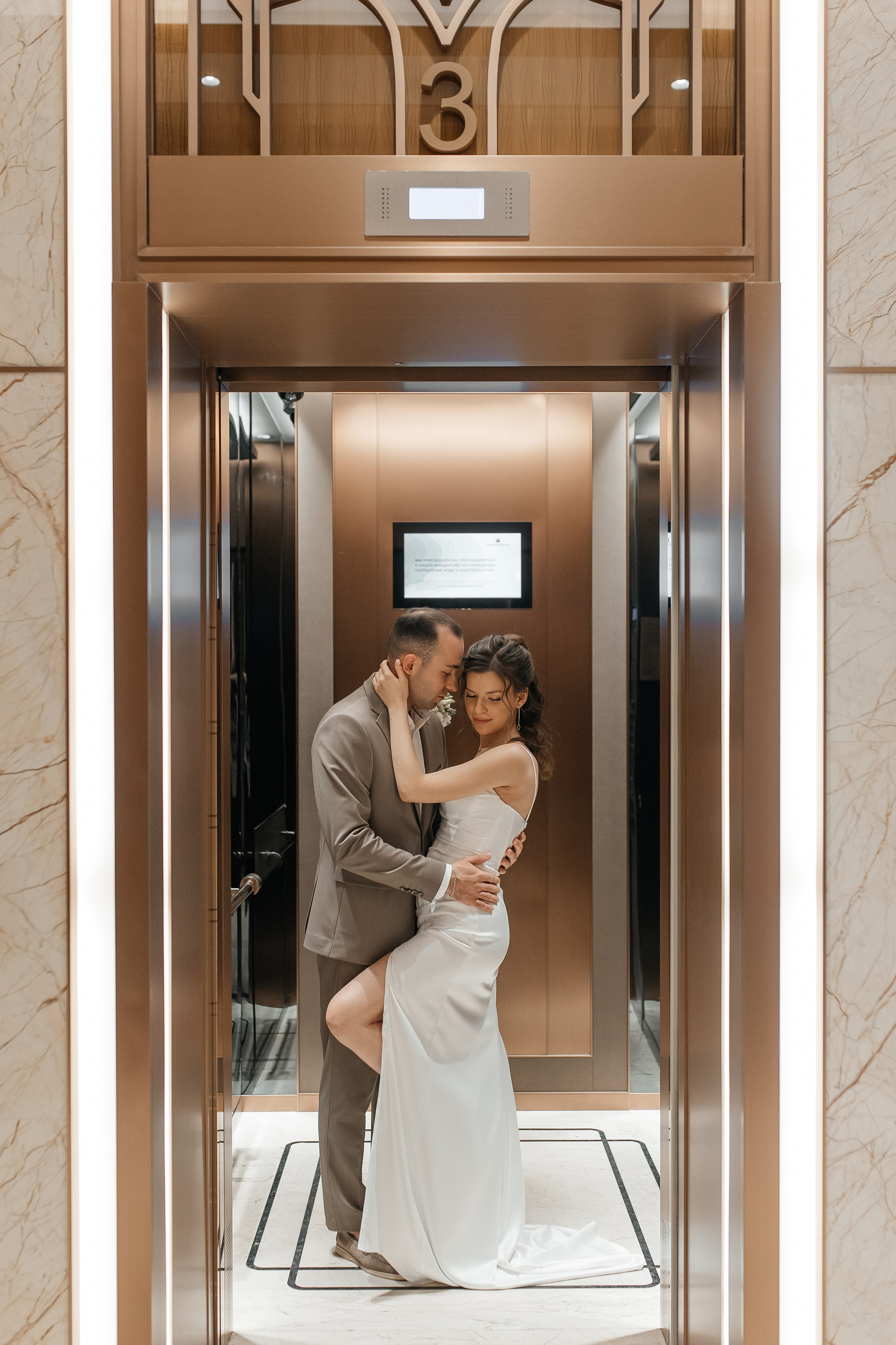 Свадебная фотосессия в лифте отеля Soluxe Hotel Moscow