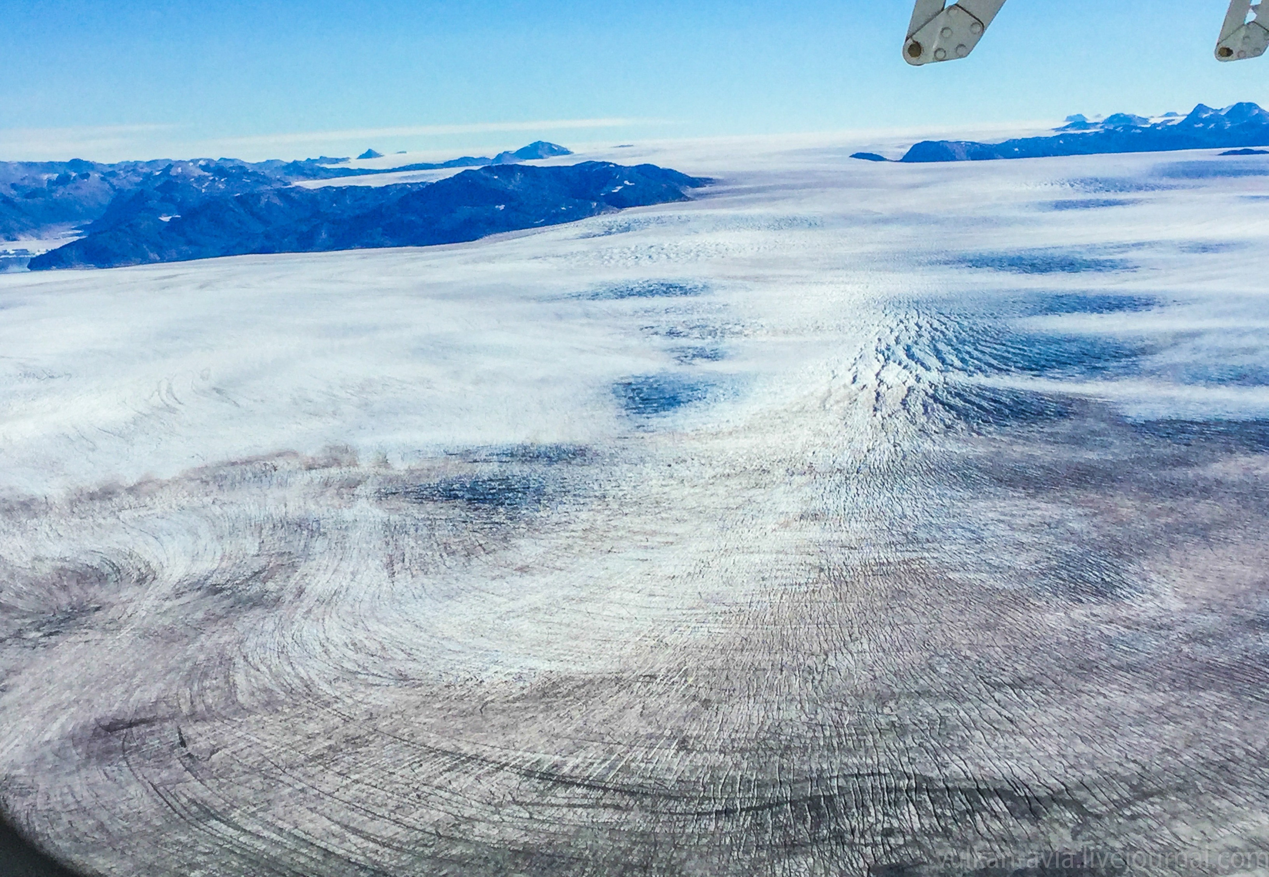 Кругосветный перелёт по полярному кругу на российских самолётах. Фотоальбом показывающий увлекательный мир авиации и мир медведей Андрея Иванова