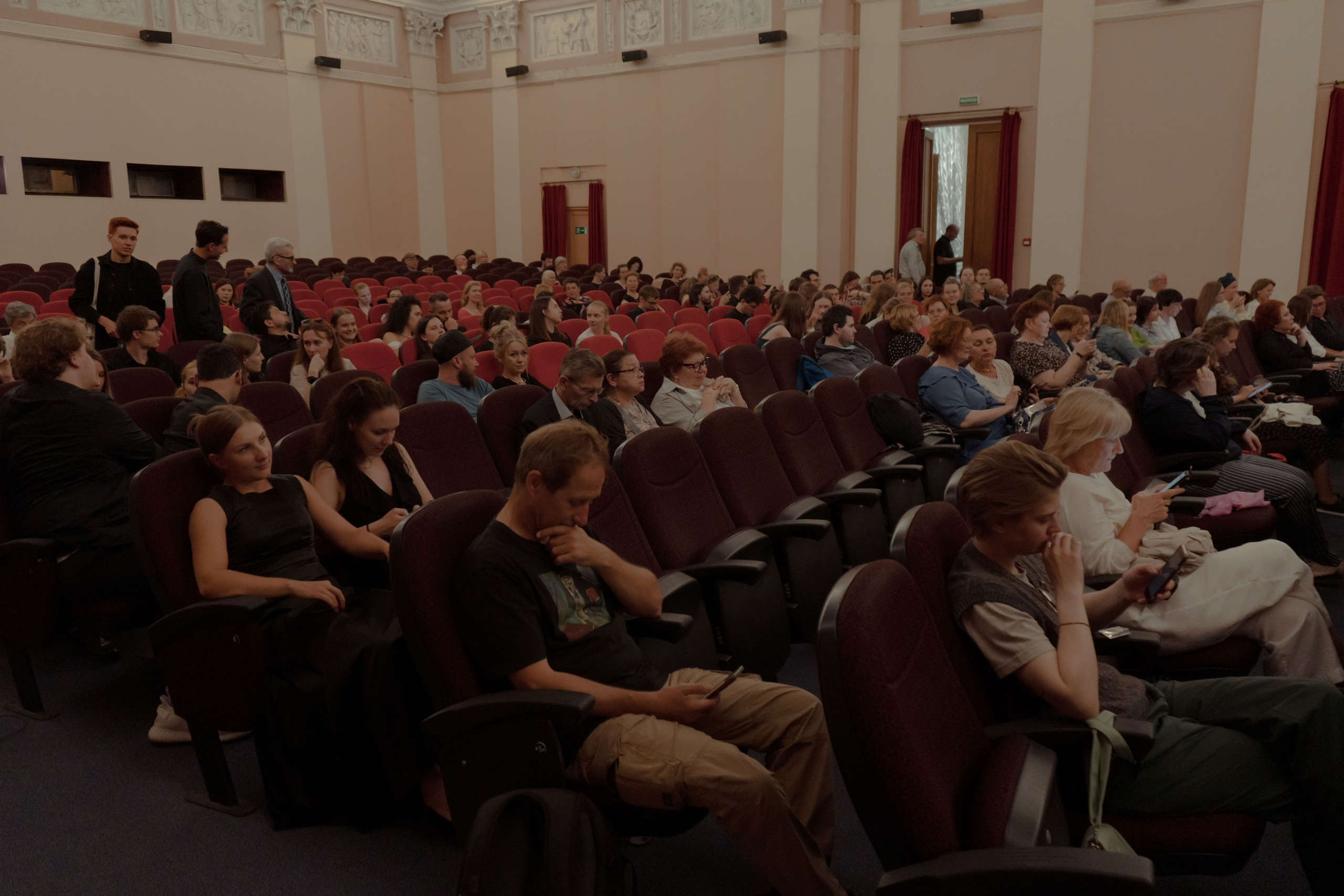 Премьера фильма «На стыке жанров». Юля Мурашова портретный и документальный фотограф