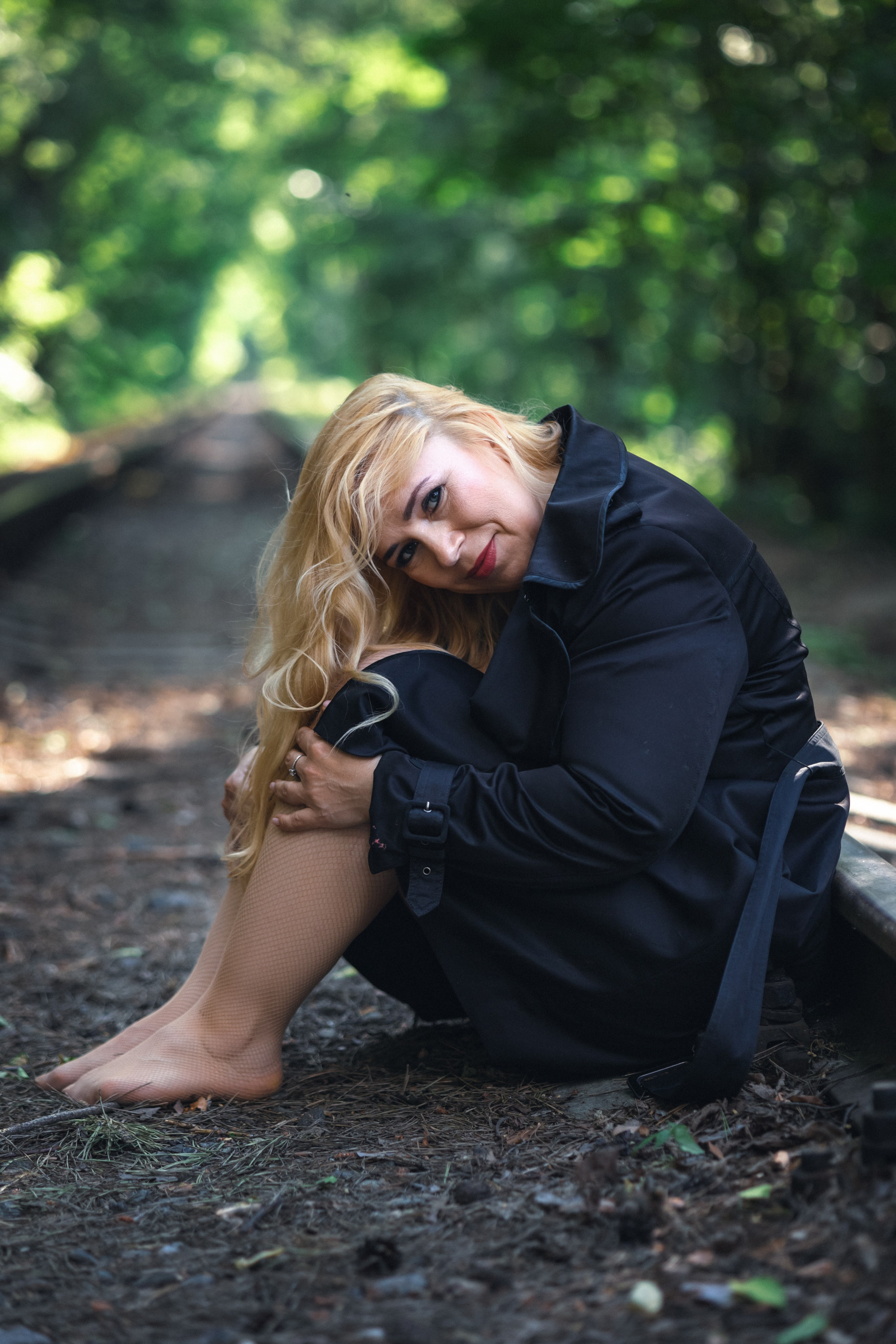 Рельсы, шпалы, девушка