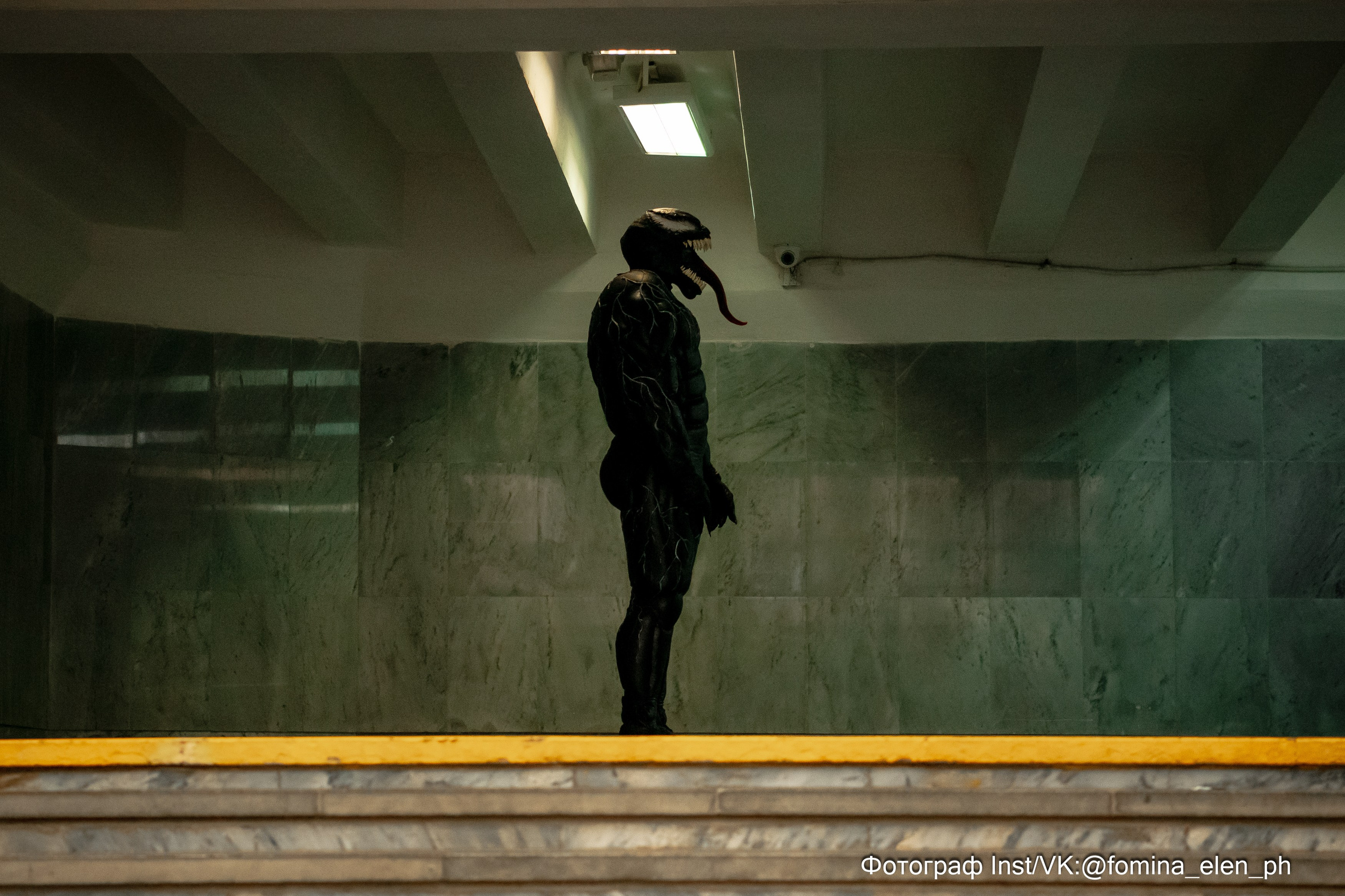 Человек паук и Веном в метро ЕКБ. Фомина Елена Свадебный и семейный фотограф