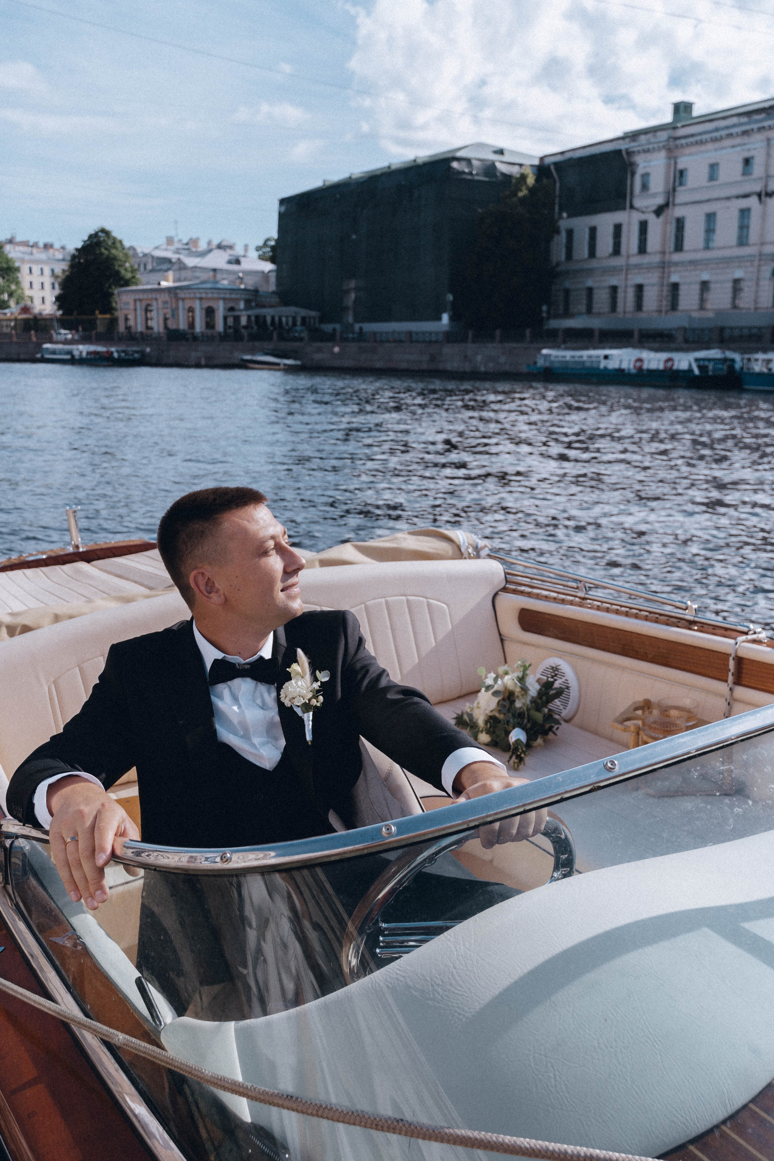 СВАДЕНБНАЯ СЬЕМКА НА КАТЕРЕ ПО КАНАЛАМ САНКТ-ПЕТЕРБУРГА И В АКВАТОРИИ НЕВЫ. Профессиональный фотограф, Санкт-Петербург — Виктория Богомолова