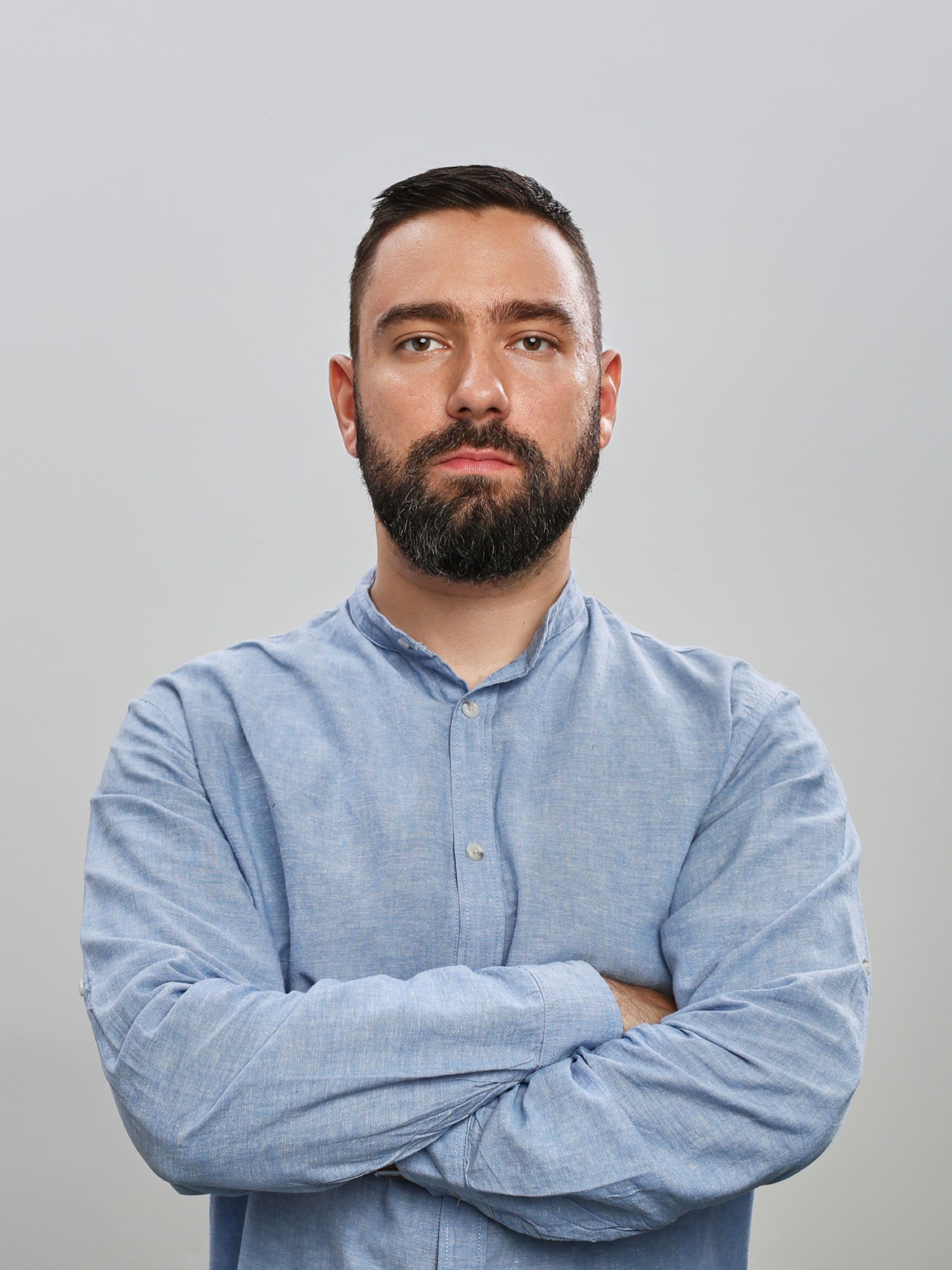 "Профессиональный портрет мужчины в студии""Женский портрет с естественным освещением""Крупный план портрета улыбающейся женщины""Портретная съемка в студии для делового портфолио"Для съемки сотрудников компании:"Группа сотрудников компании на корпоративной фотосессии""Портреты сотрудников офиса для корпоративного сайта""Фотосъемка команды компании в рабочей обстановке""Деловой портрет сотрудника для бизнес-профиля"