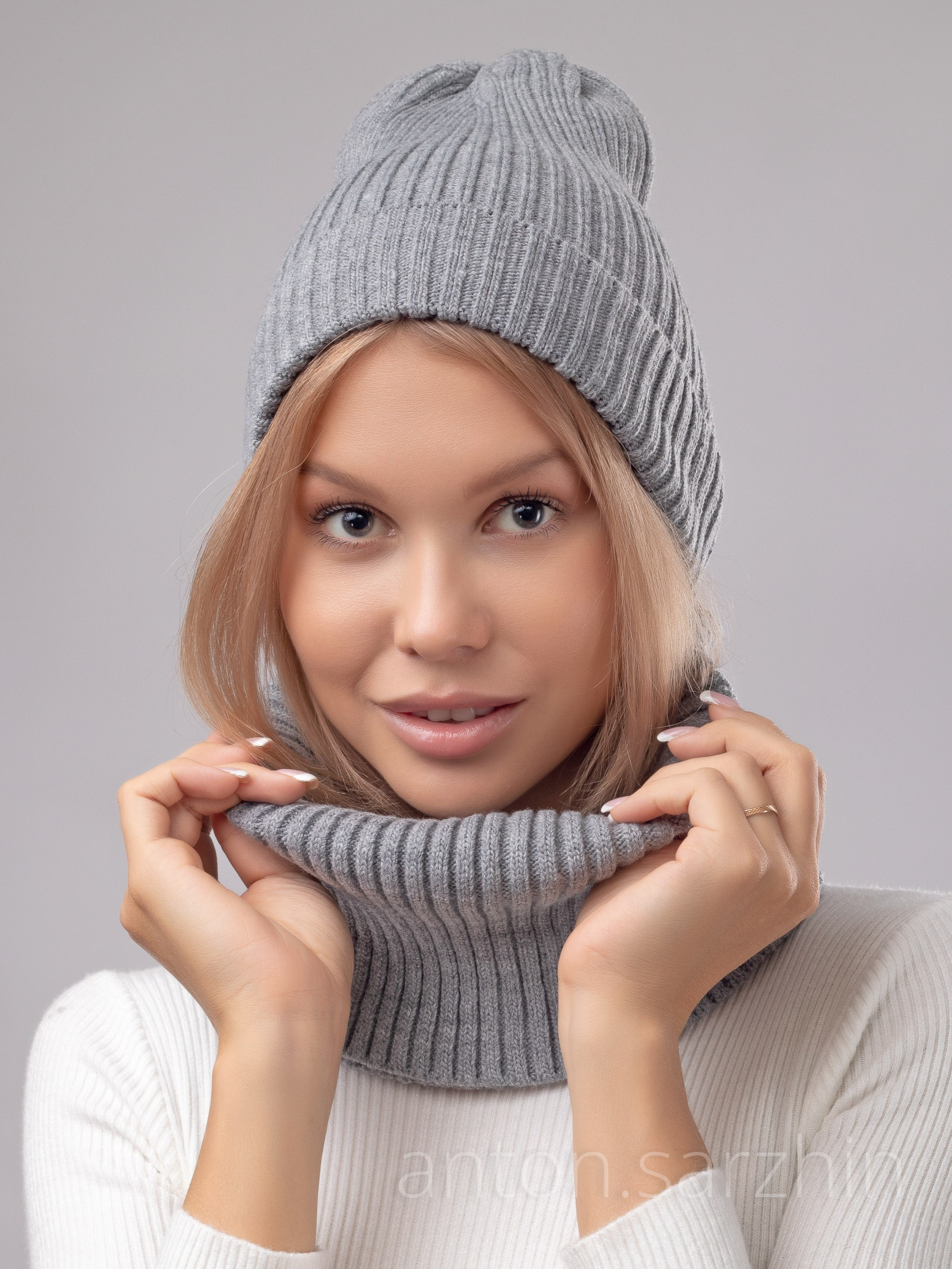 Шапка бини и снуд на девушке