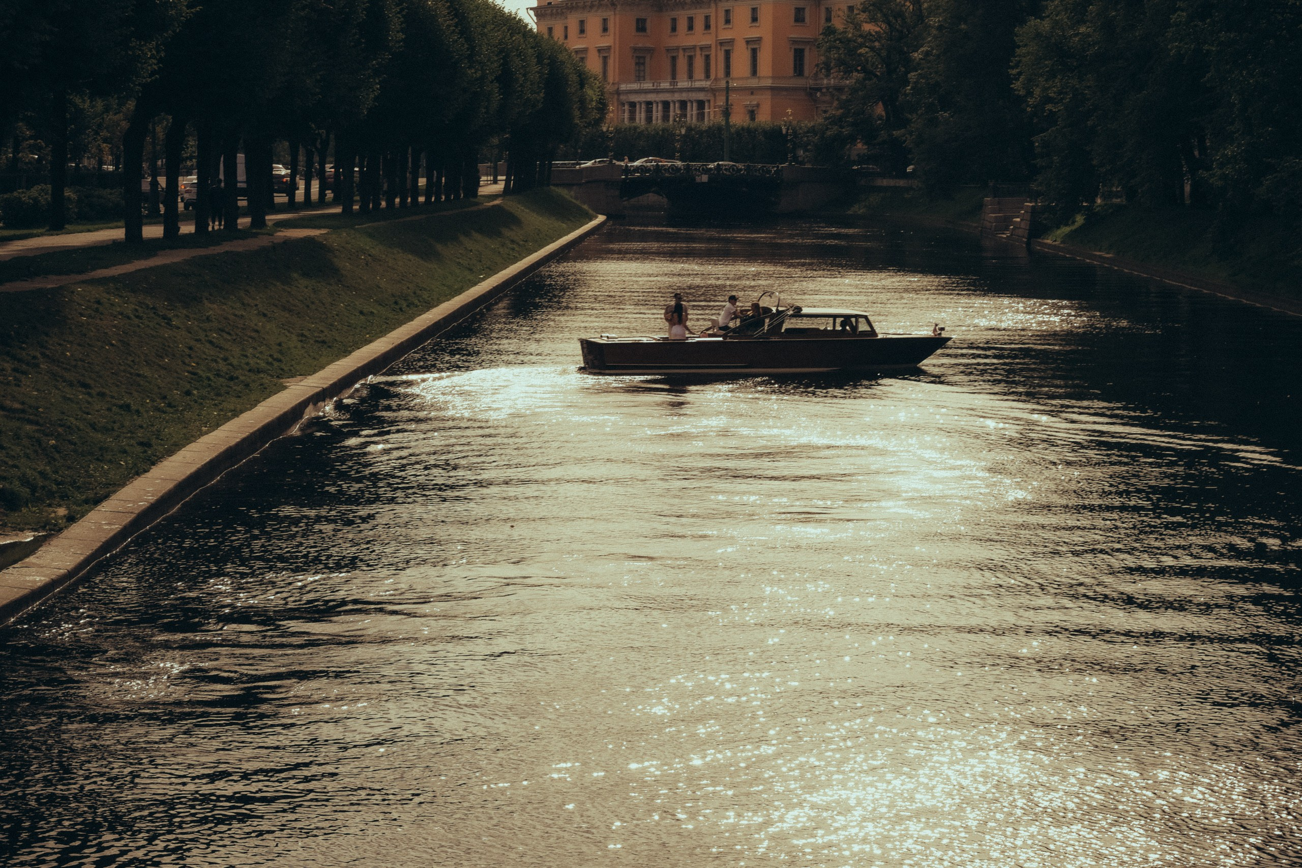 СВАДЕНБНАЯ СЬЕМКА НА КАТЕРЕ ПО КАНАЛАМ САНКТ-ПЕТЕРБУРГА И В АКВАТОРИИ НЕВЫ. Профессиональный фотограф, Санкт-Петербург — Виктория Богомолова