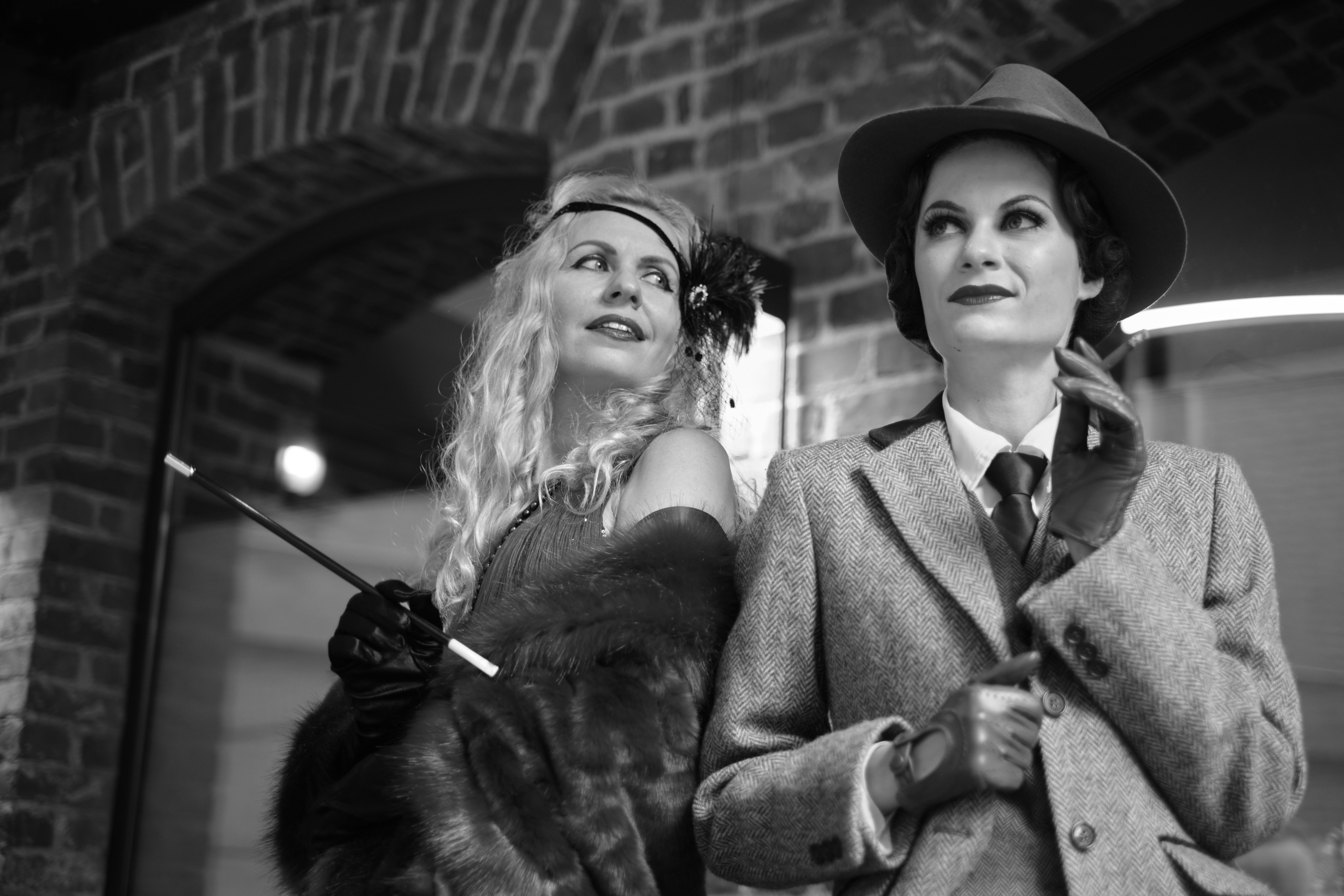 Девушка в классическом костюме и девушка в костюме кабаре Чикаго 1930