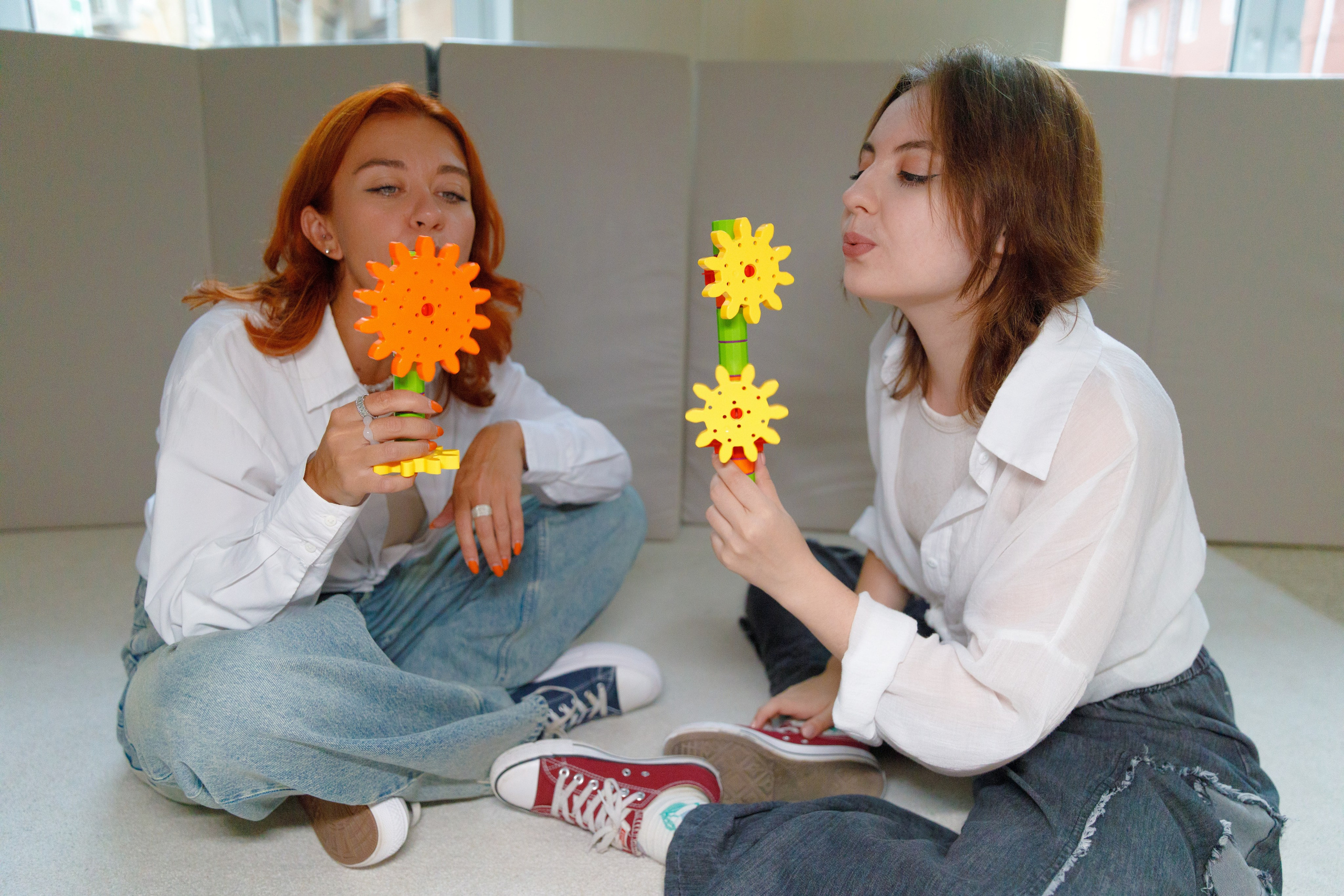 Юлианна и Анна в кабинете Dir Floor Time. Фотограф в Москве Слуцкая Наталья, репортаж, портрет, контент