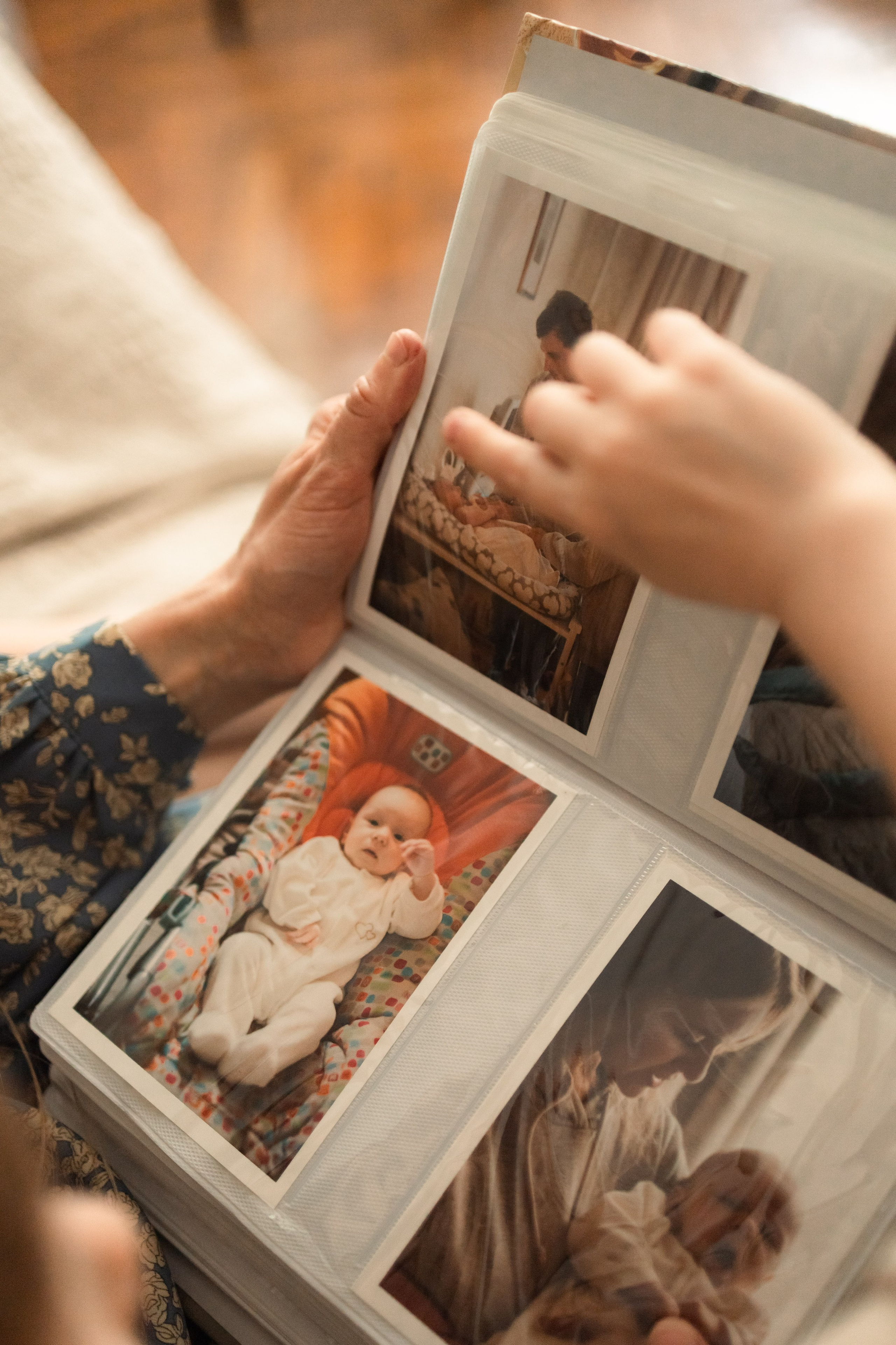Просмотр старых фотографий: тёплые семейные обсуждения моментов прошлого в приятной домашней обстановке