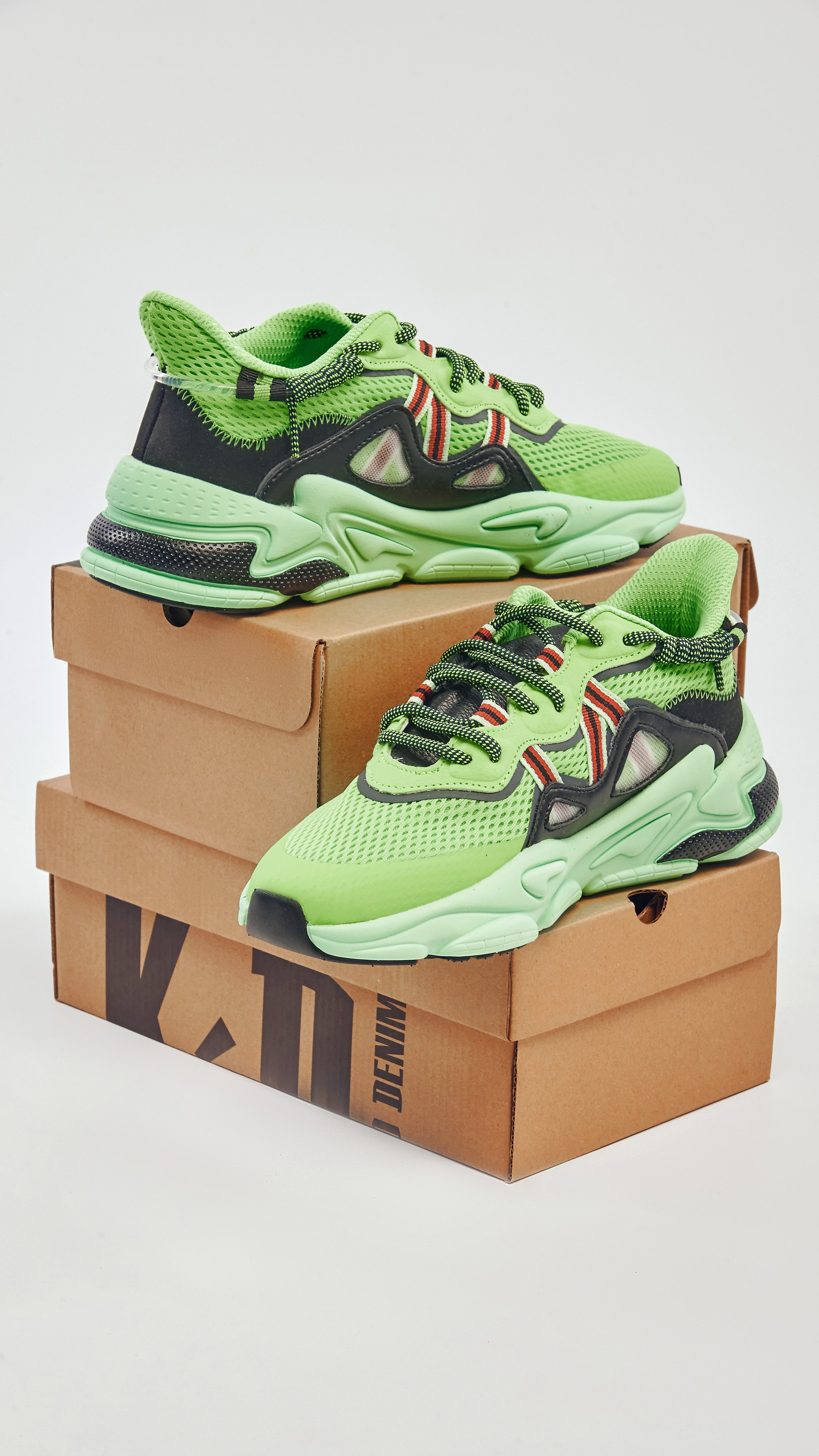 Детская обувь — Shnurki — На сером фоне. Фотограф Яковлев Роман — Красноярск