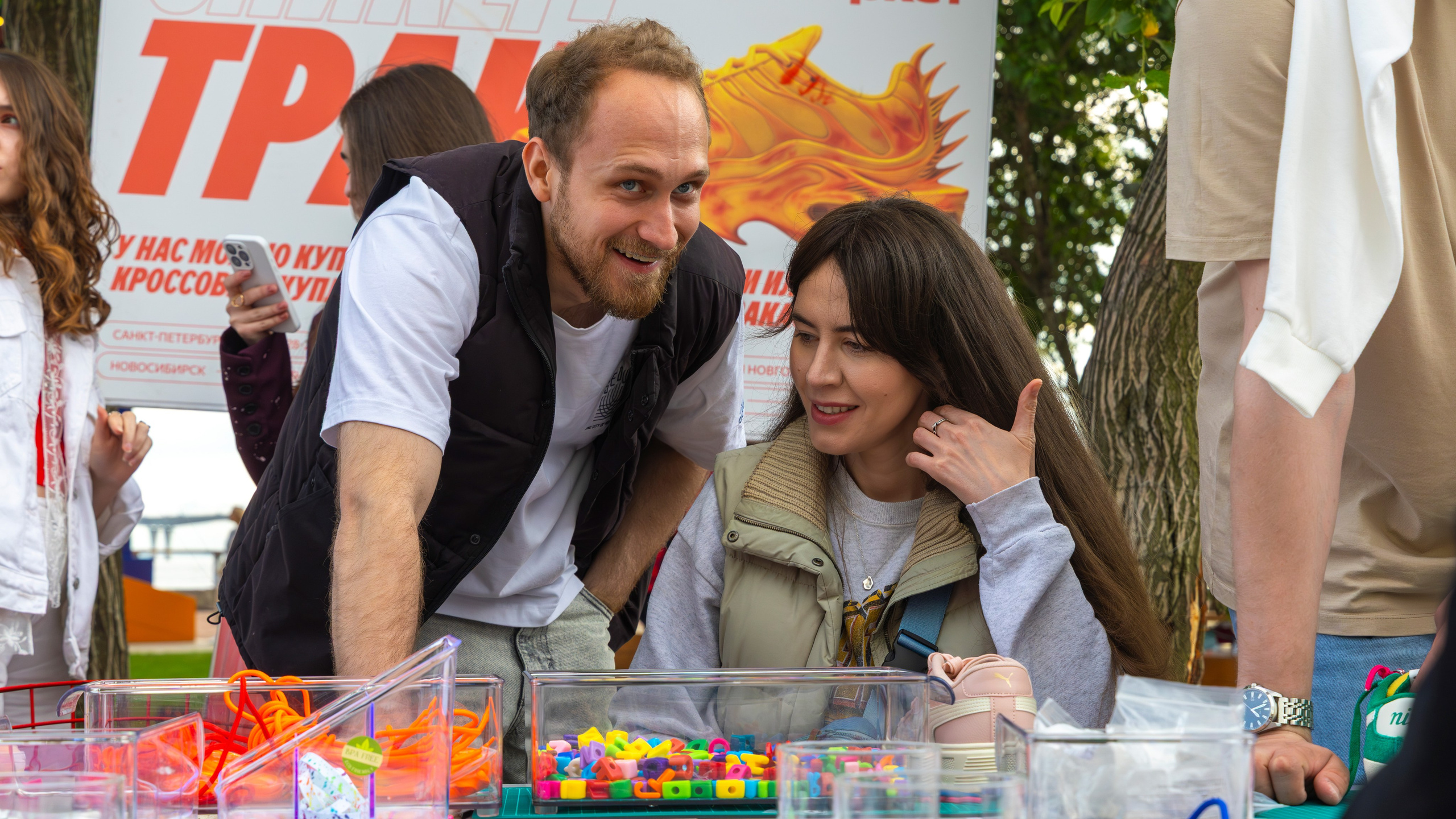 Анонс новинки: внимание гостей на презентации модели в шоуруме.