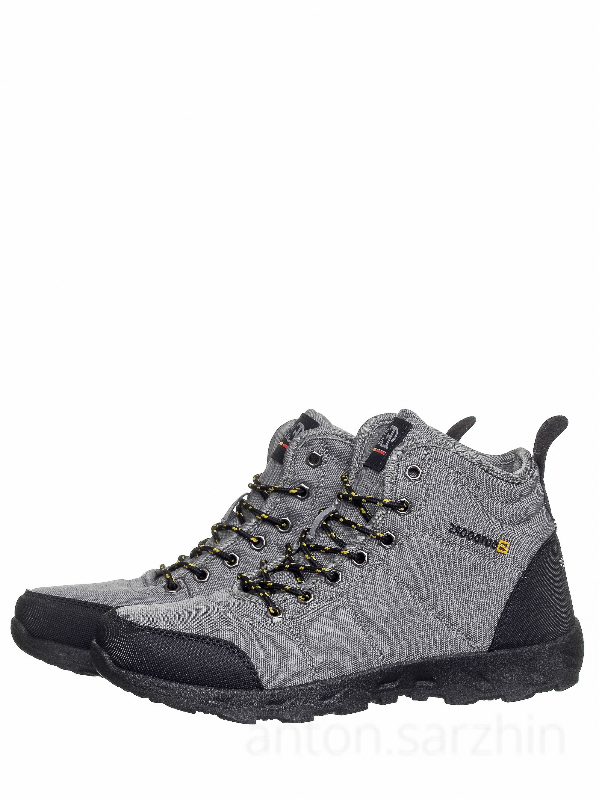 Предметная съемка туристических ботинок на белом фоне