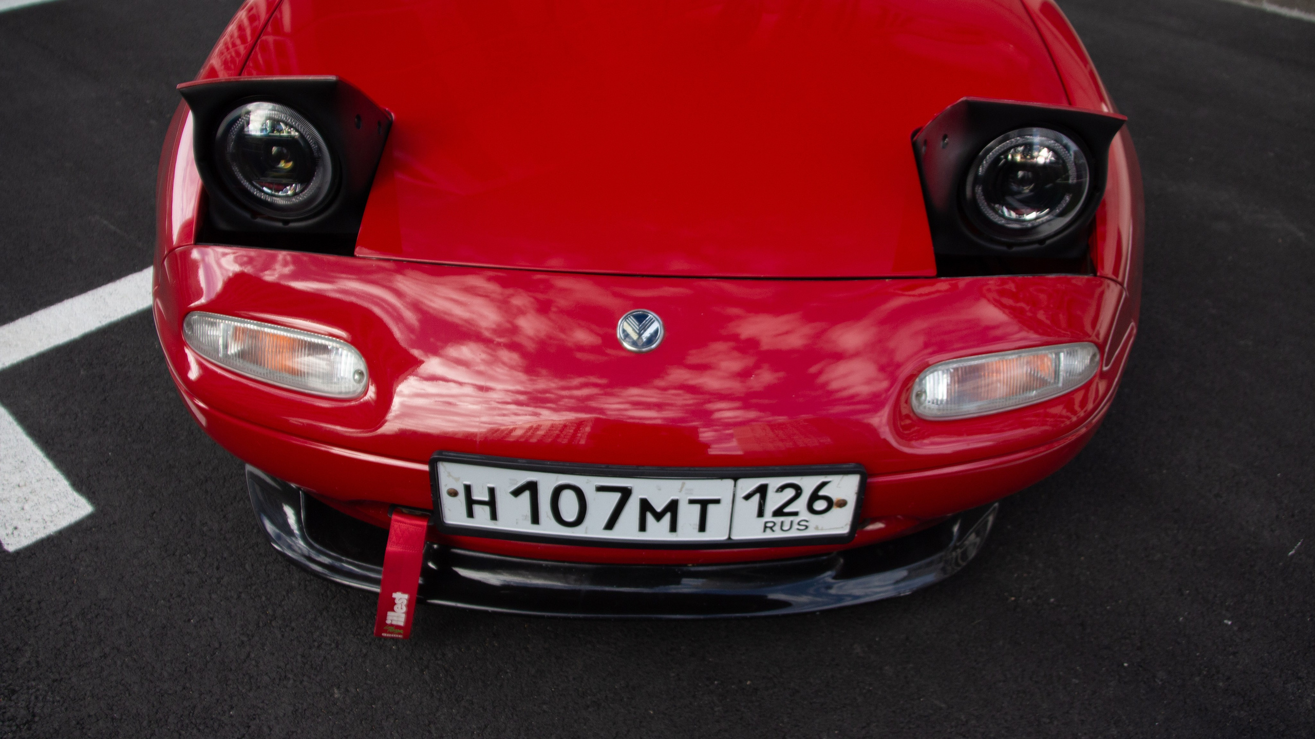 Фото Mazda MX-5 Miata (Eunos Roadster) NA: красный родстер