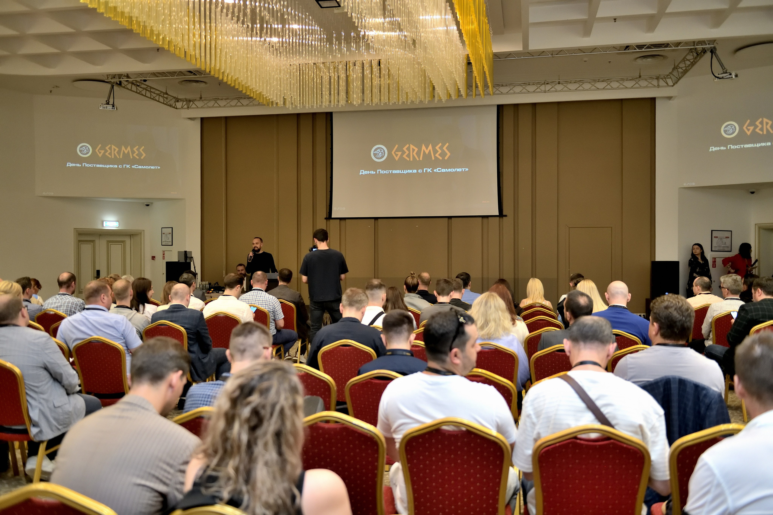 "Фотографии с заседания участников форума".