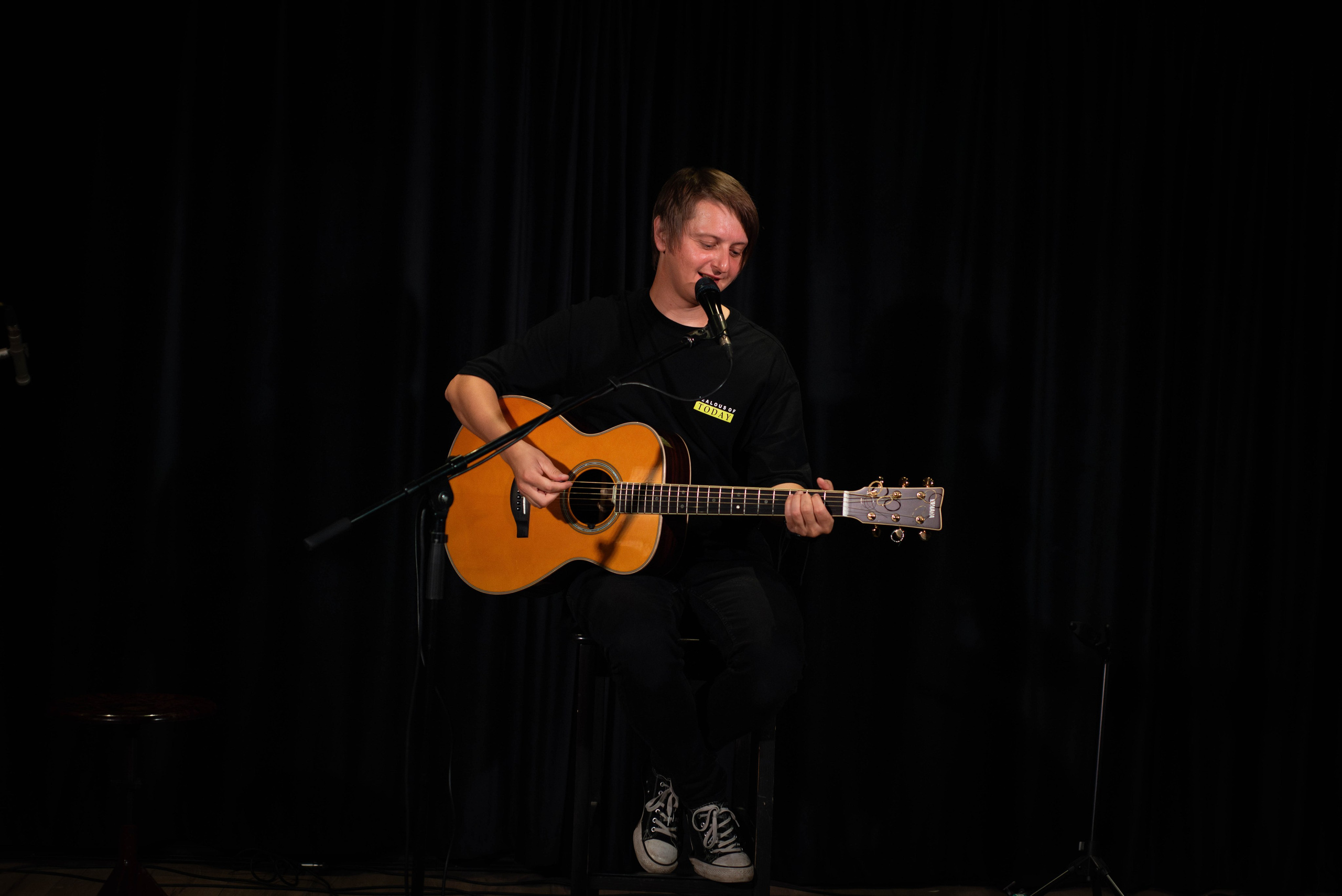 Лёва Сазонов (1 августа 2024 года, Москва, арт-кафе Пушкарёв). Фотограф Светлана Блинова, Москва и Московская область