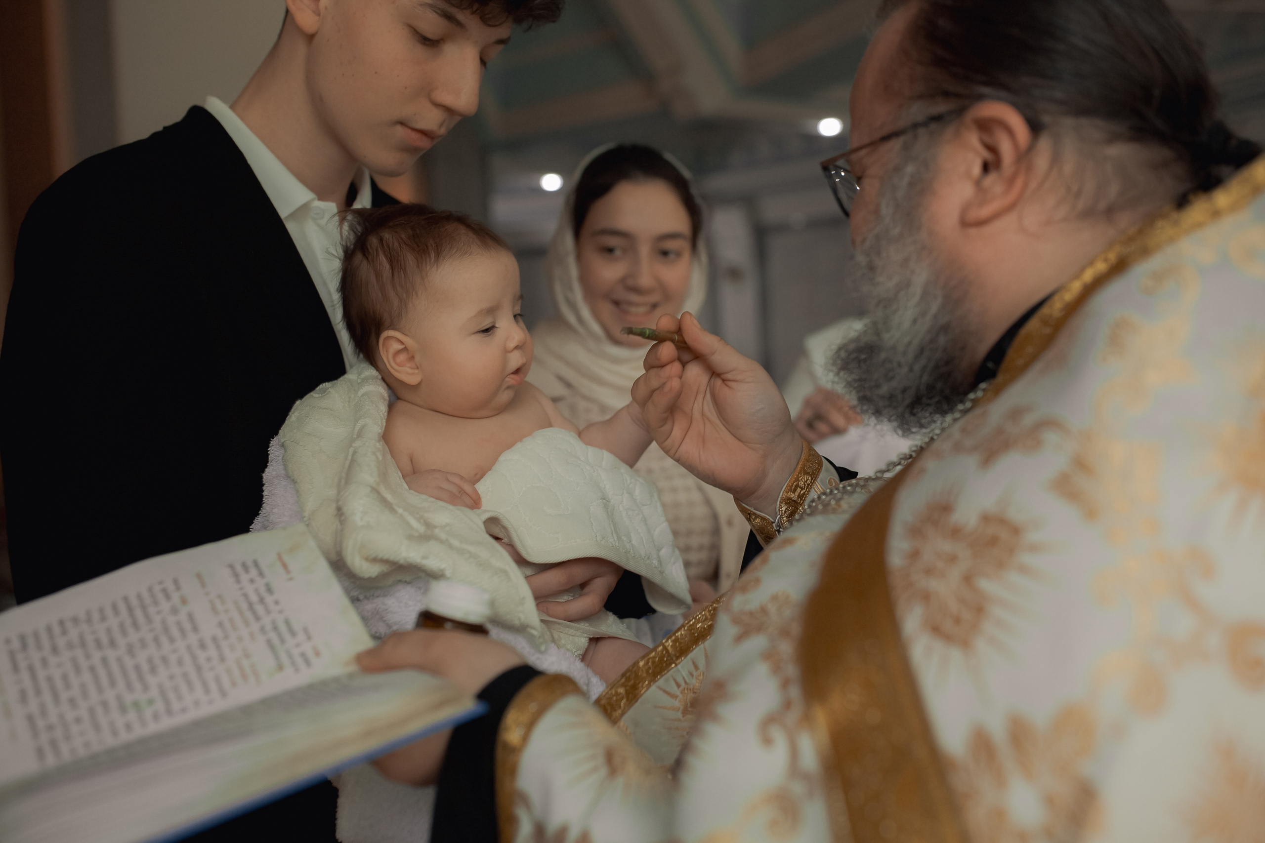 крещение ребенка в Ташкенте совершает иеромонах Михаил (Столяров)