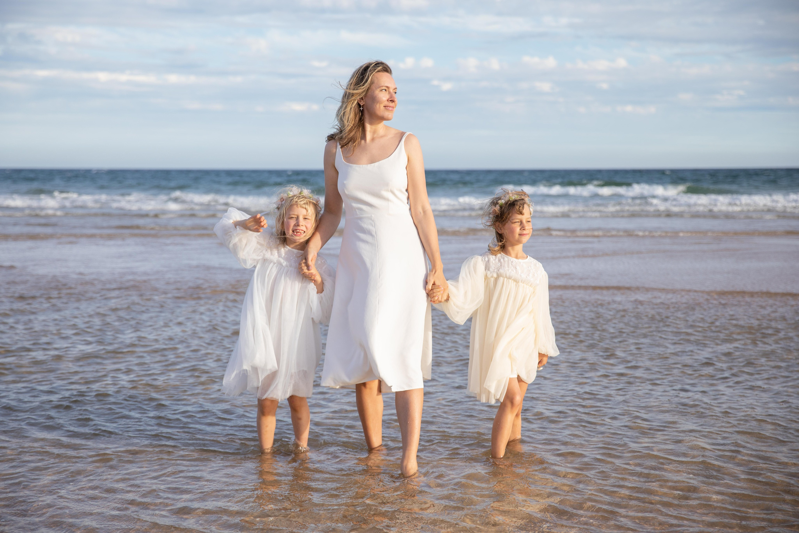 Family on the ocean. Professional Photographer in Portugal. Oksana Lomnova