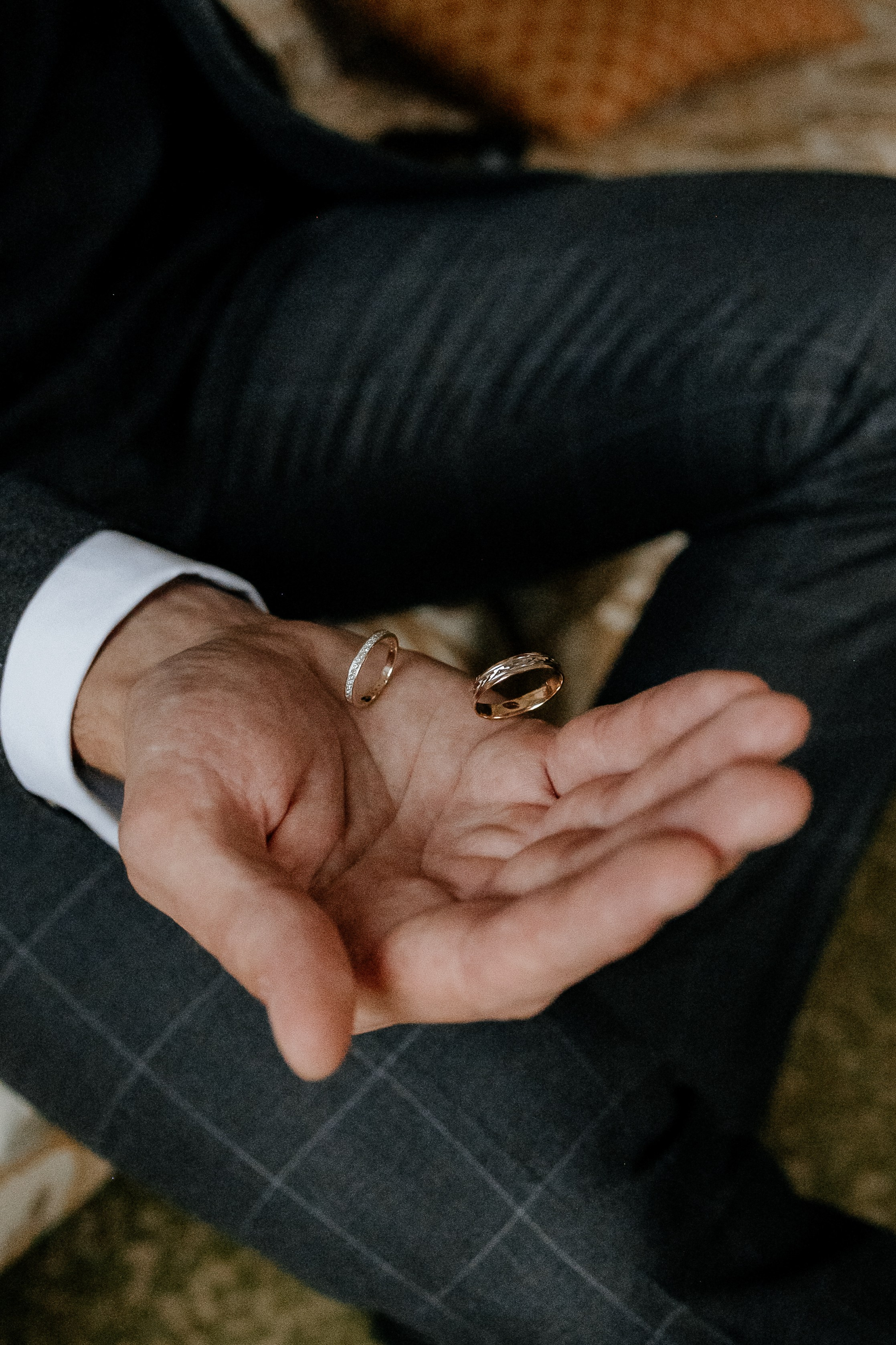 Свадебные кольца у жениха в руках