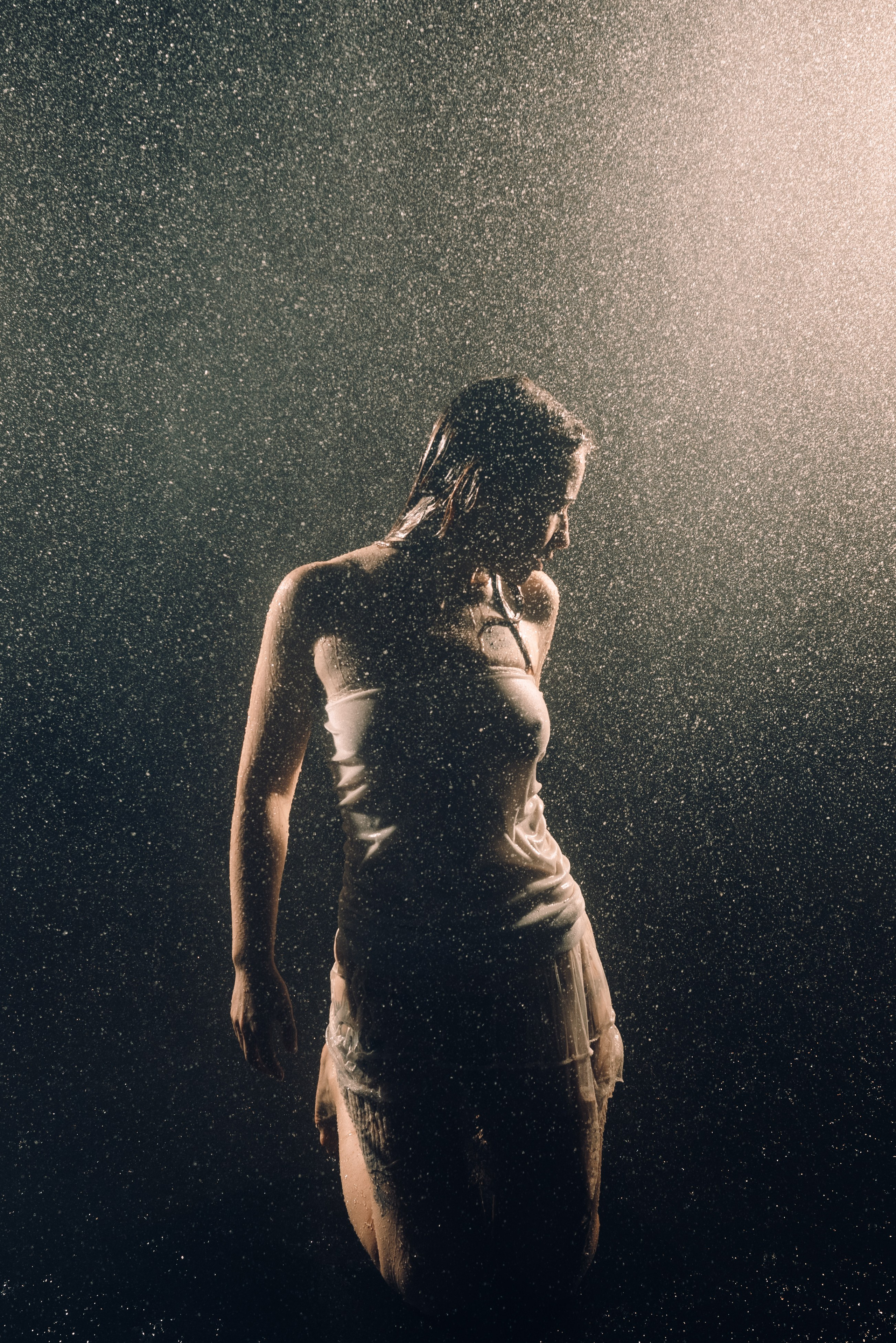 Съёмка в фотостудии с дождём. Фотоведьма Дарья Нечинская