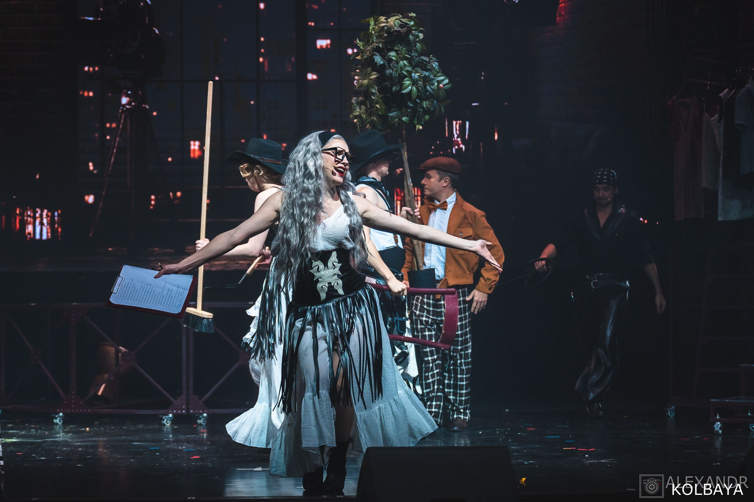 Фотографии со спектакля «Привет, я тетя Чарли». Концертный и театральный репортажный фотограф в Москве Александр Колбая