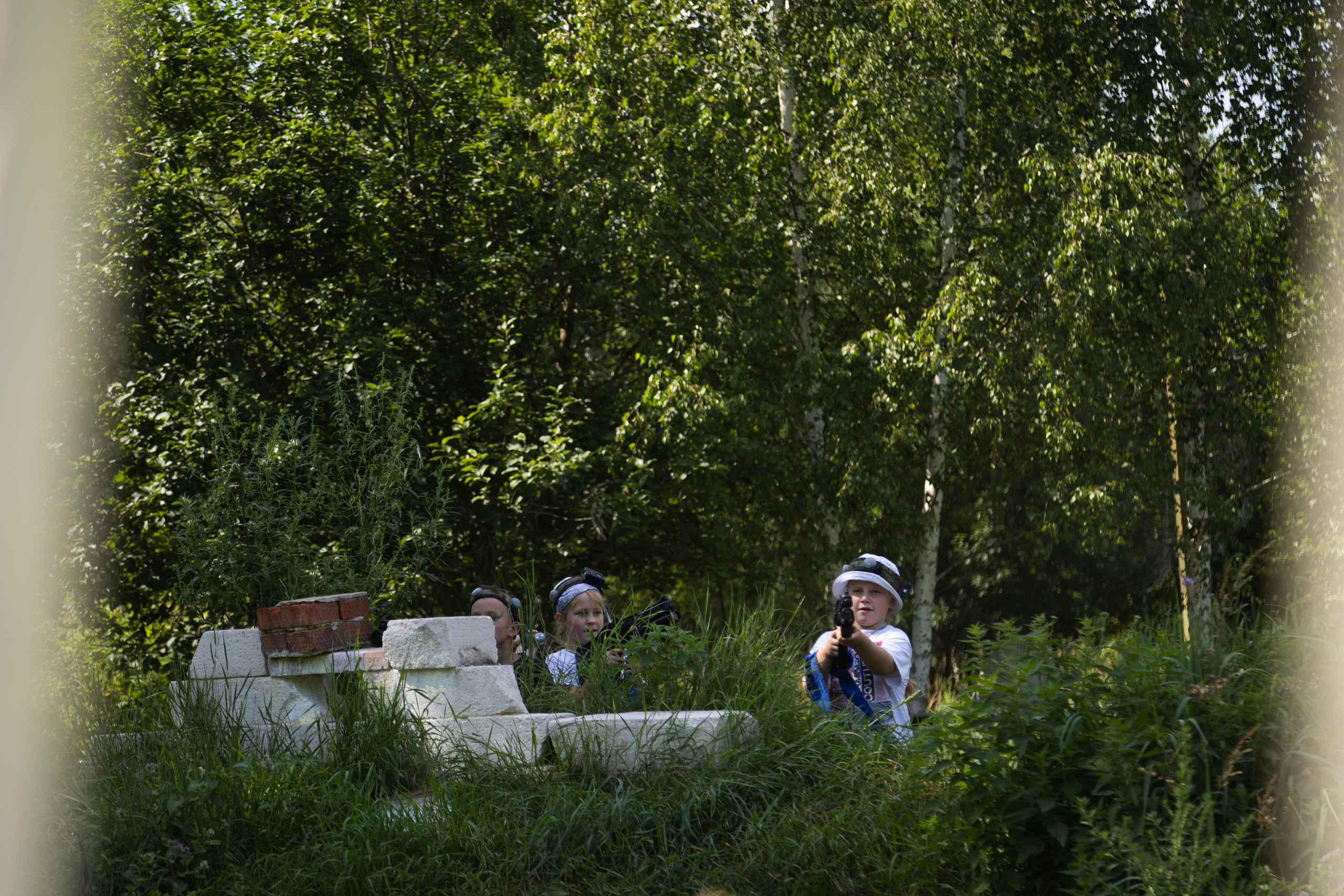 Лазертаг на природе с семьей. Документальный фотограф