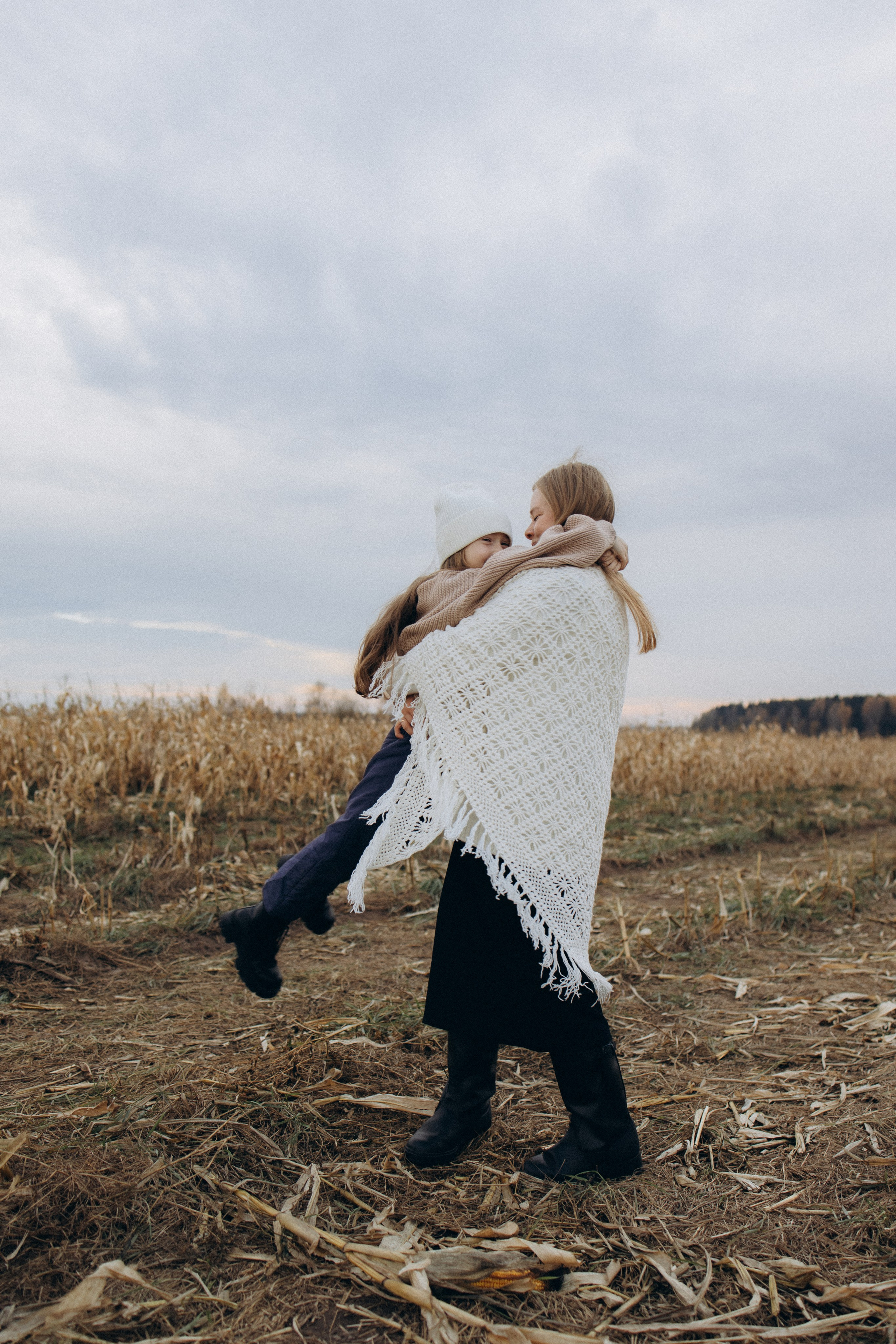 Оля, Ксюша и кукуруза. Фотограф Елена Рябцева