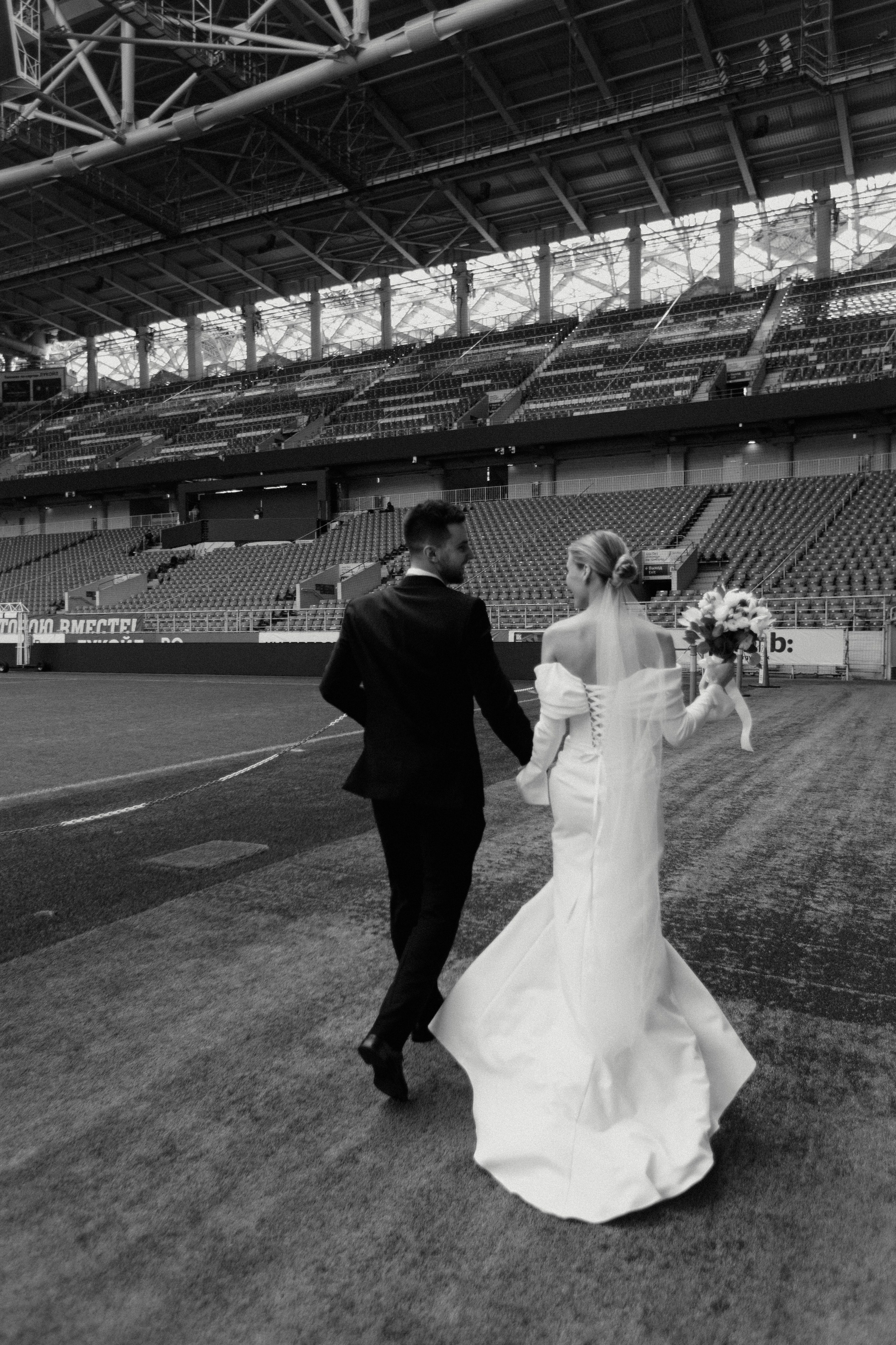 Свадебная фотосессия на стадионе Спартак. Свадебный фотограф в Москве. свадебная фотосессия Москва. Фотограф в Москве Валерия Рожкова