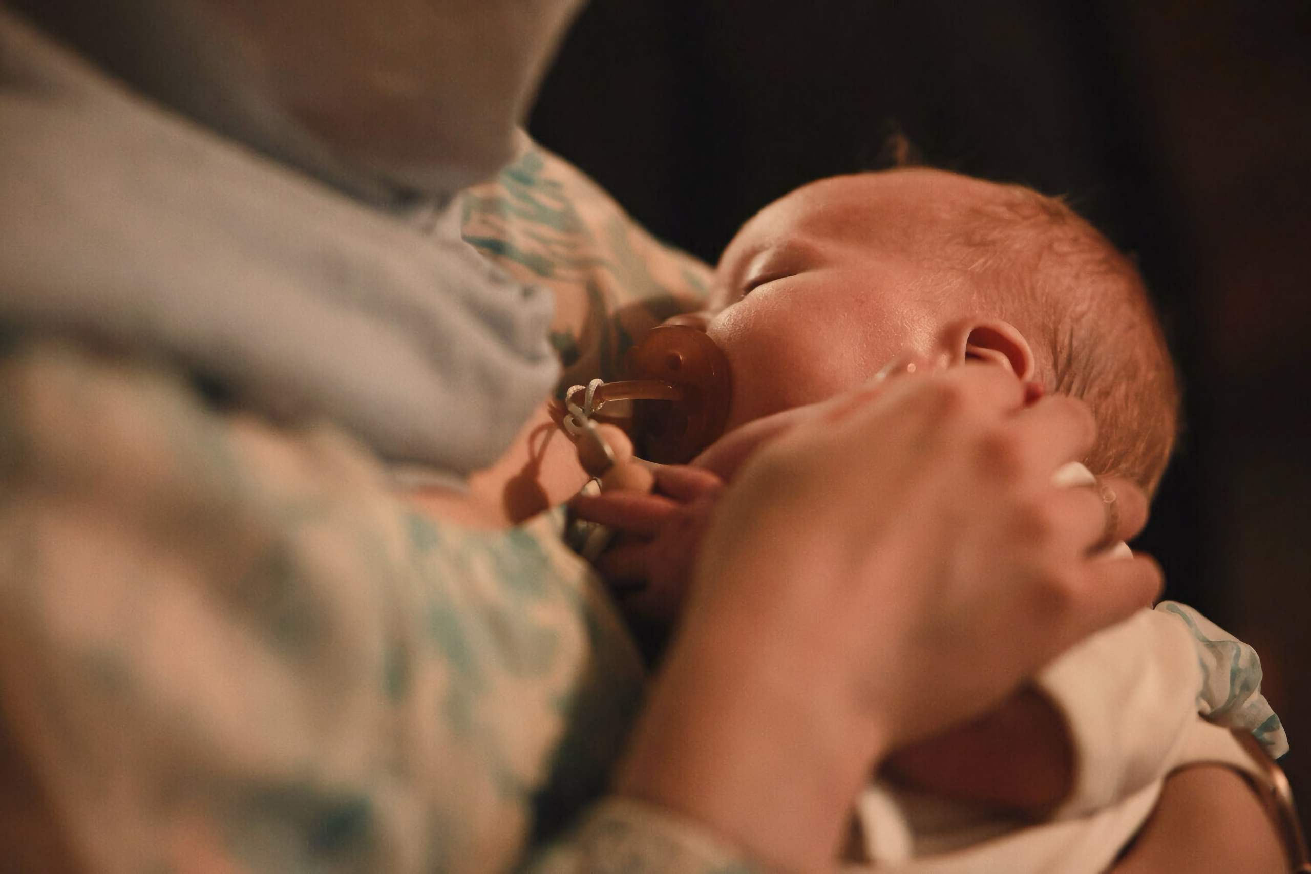 Репортаж с Крещения в интерьерах Храма на Крови. Архитектурная соразмерность, теплая пленочная палитра и величие православного храма в Екатеринбурге. Фотограф Илья Антропов.