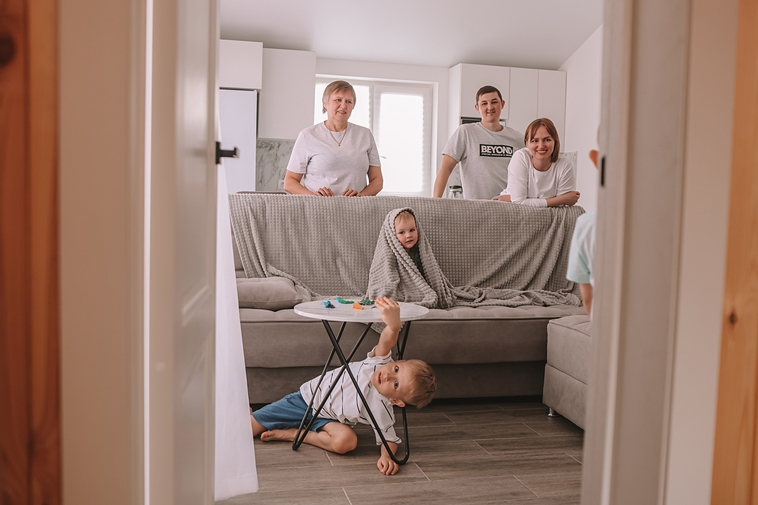 Семейная в домике (репортаж). Семейный фотограф Тюмень, фотограф на роды Салмина Мария