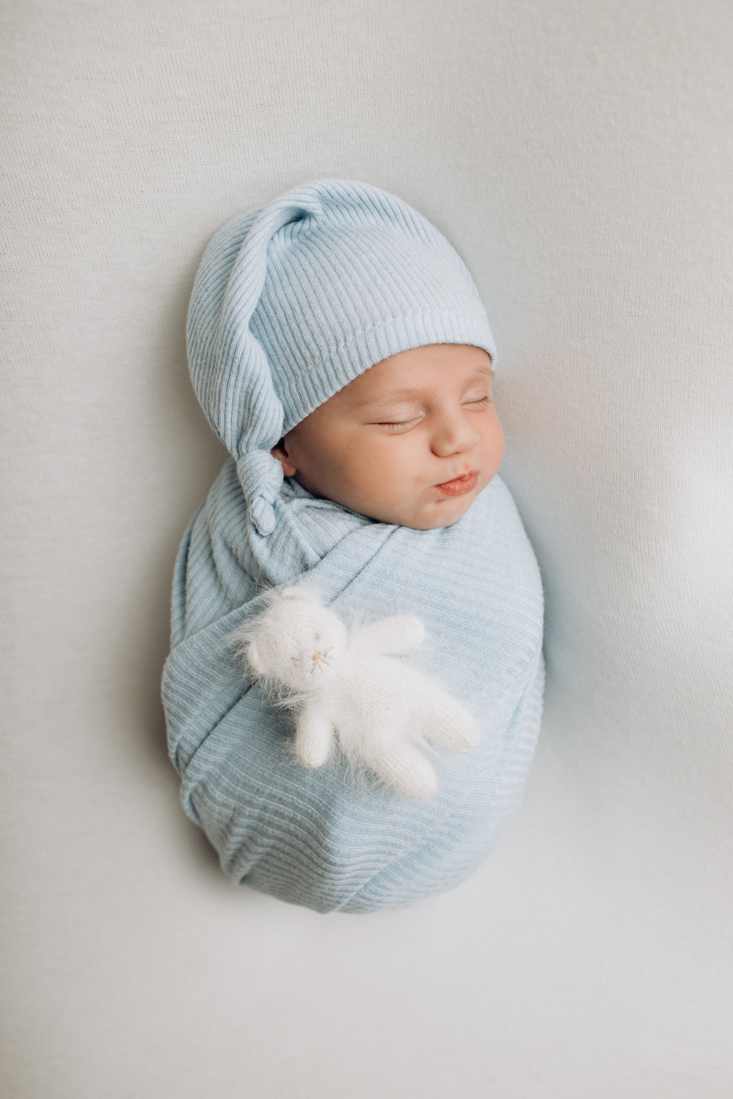 Newborn (фотосессия новорожденных). Фотостудия для новорожденных и малышей в Твери — На ручки