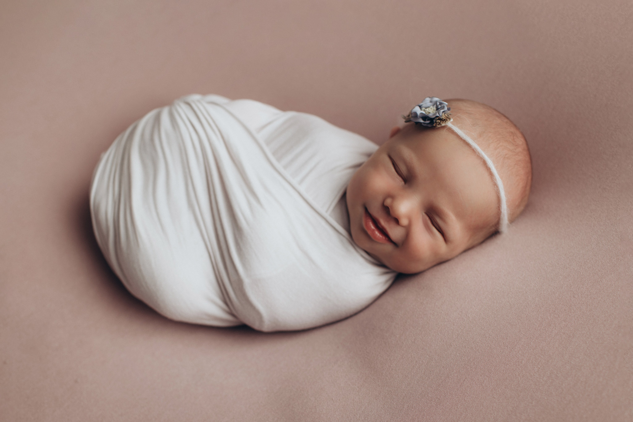 Newborn (фотосессия новорожденных). Фотостудия для новорожденных и малышей в Твери — На ручки