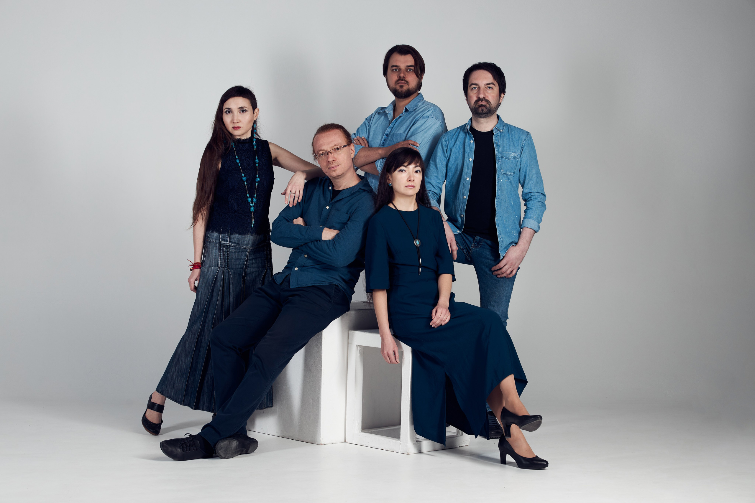 Групповое фото пяти человек - двух девушек и троих парней