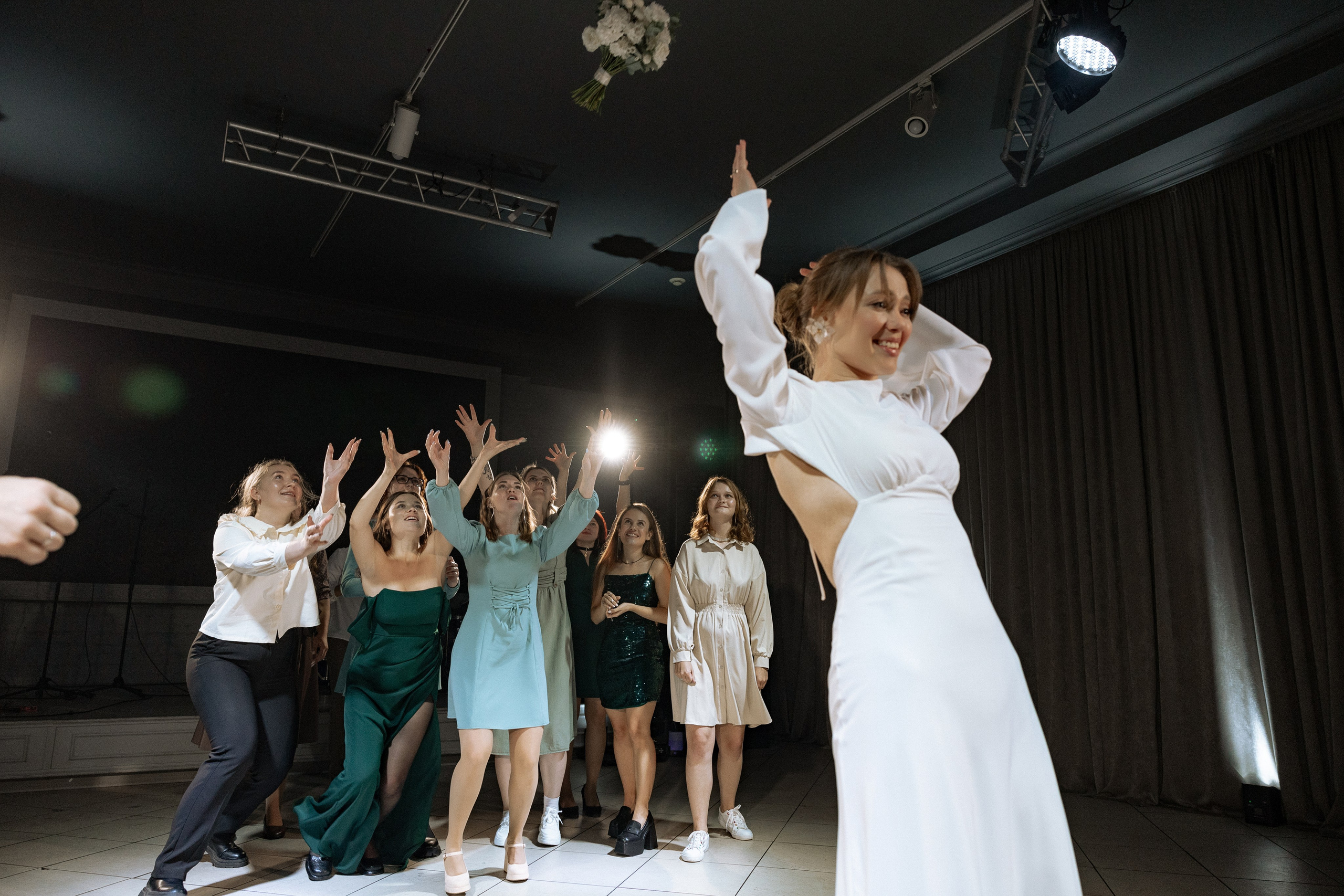 Невеста бросает букет, свадьба в Красноярске