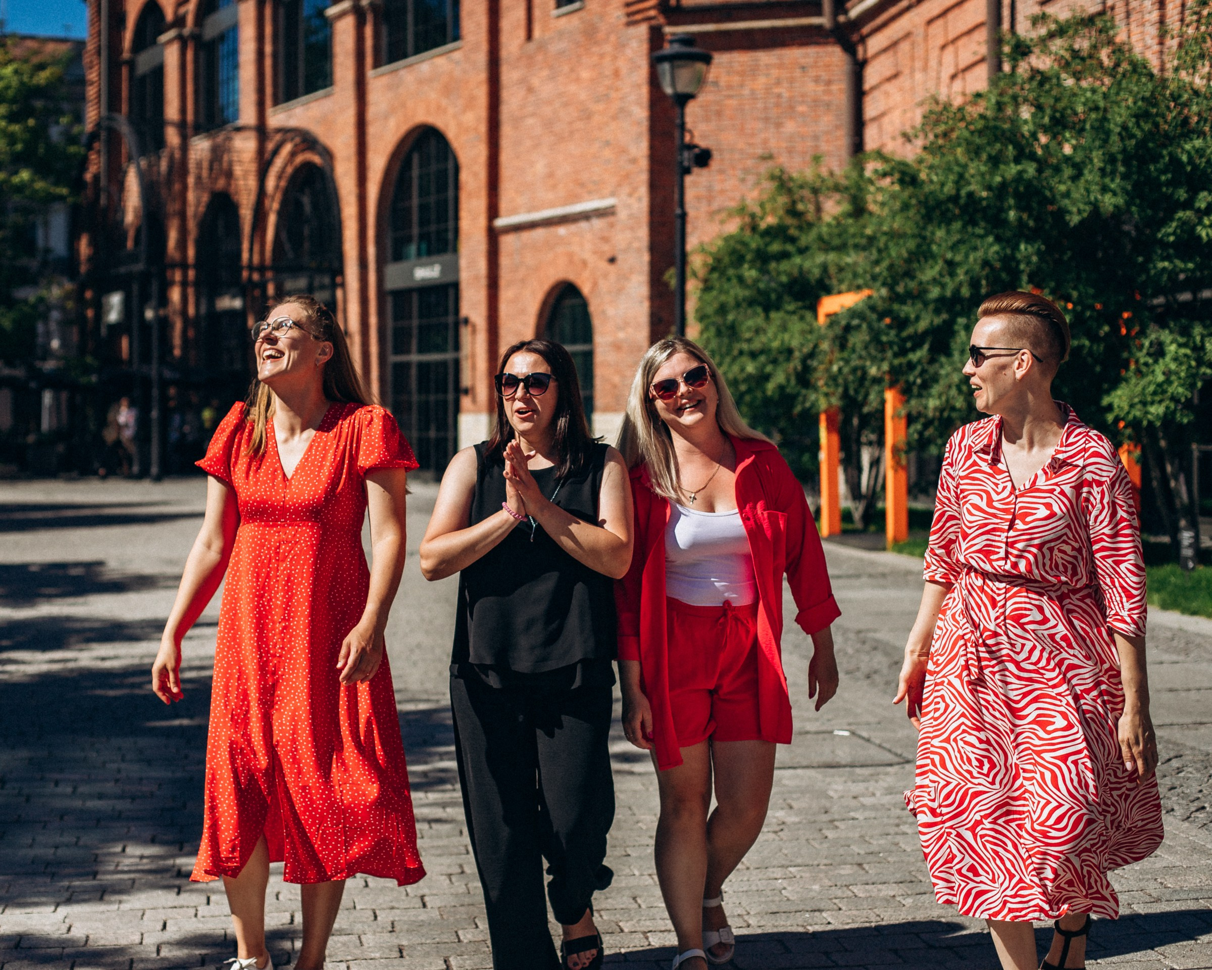Катерина с подругами в июне. Фотопрогулка в Петербурге. Индивидуальный и семейный фотограф в Санкт-Петербурге