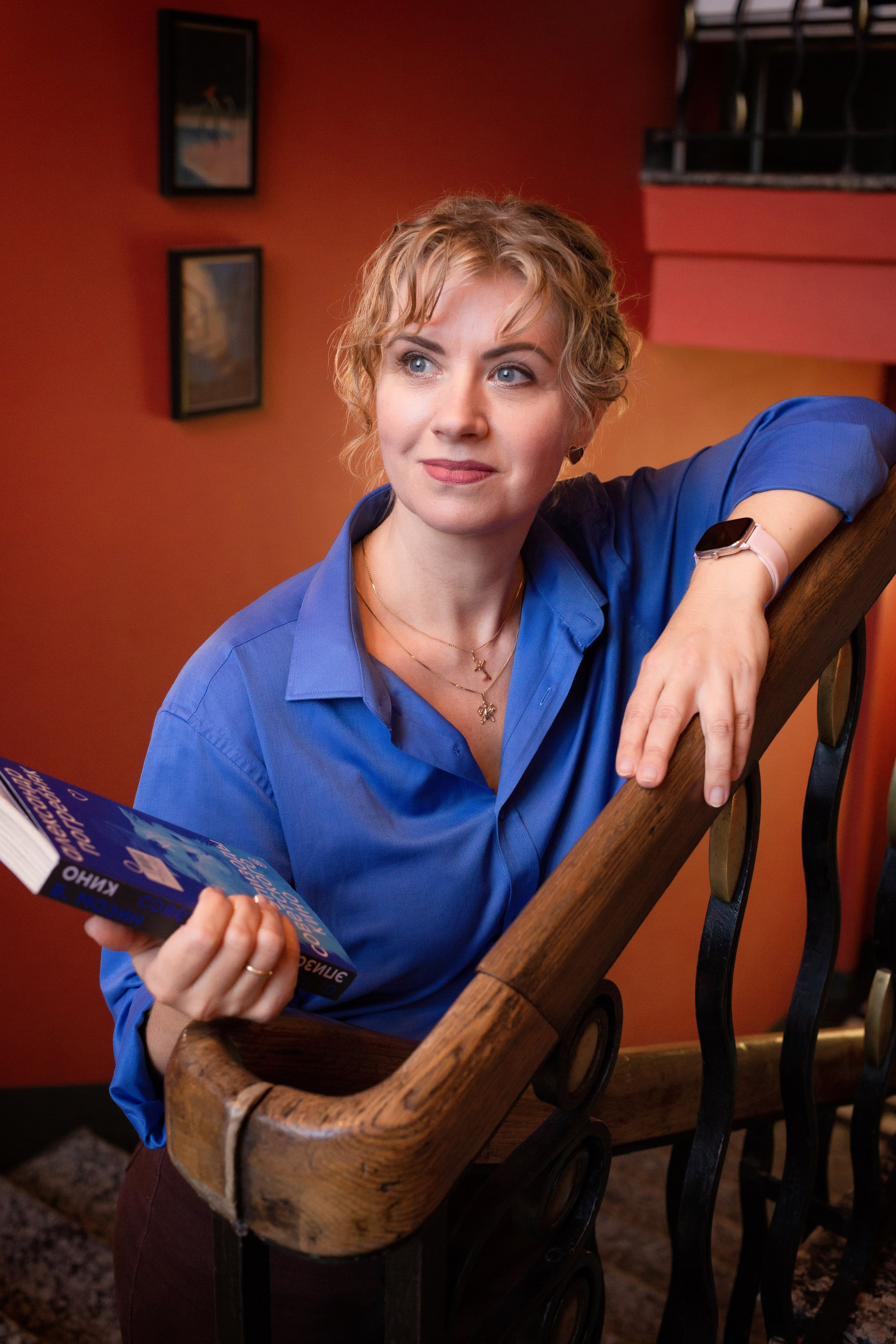 Фотосессия в СПб и книжном магазине Подписные издания. Портретные фотосессии, контент-съемки, репортаж