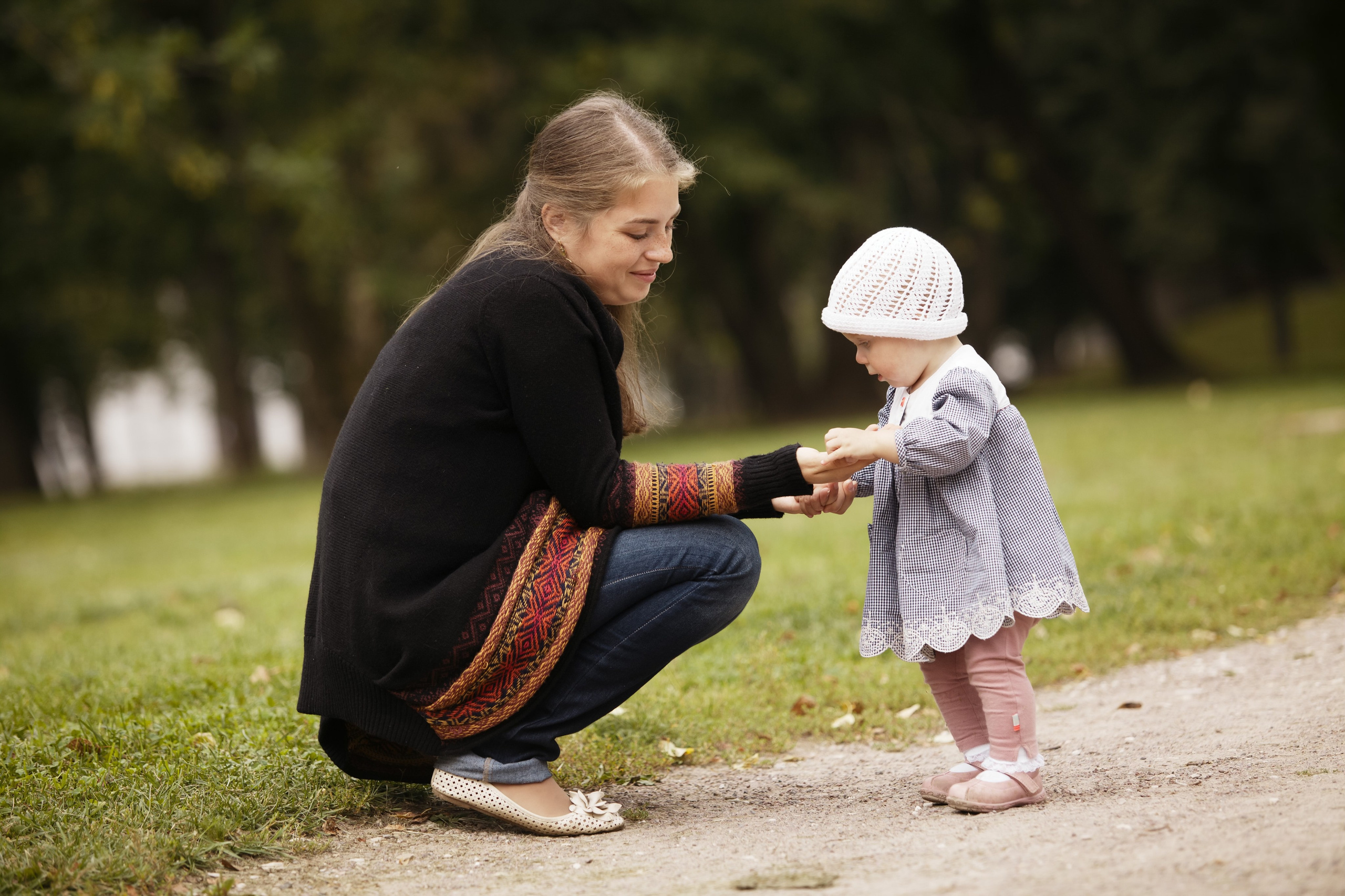 Прогулка малышки с мамой в парке. Фотографы в Москве Светлана Устинова и Сергей Грачев