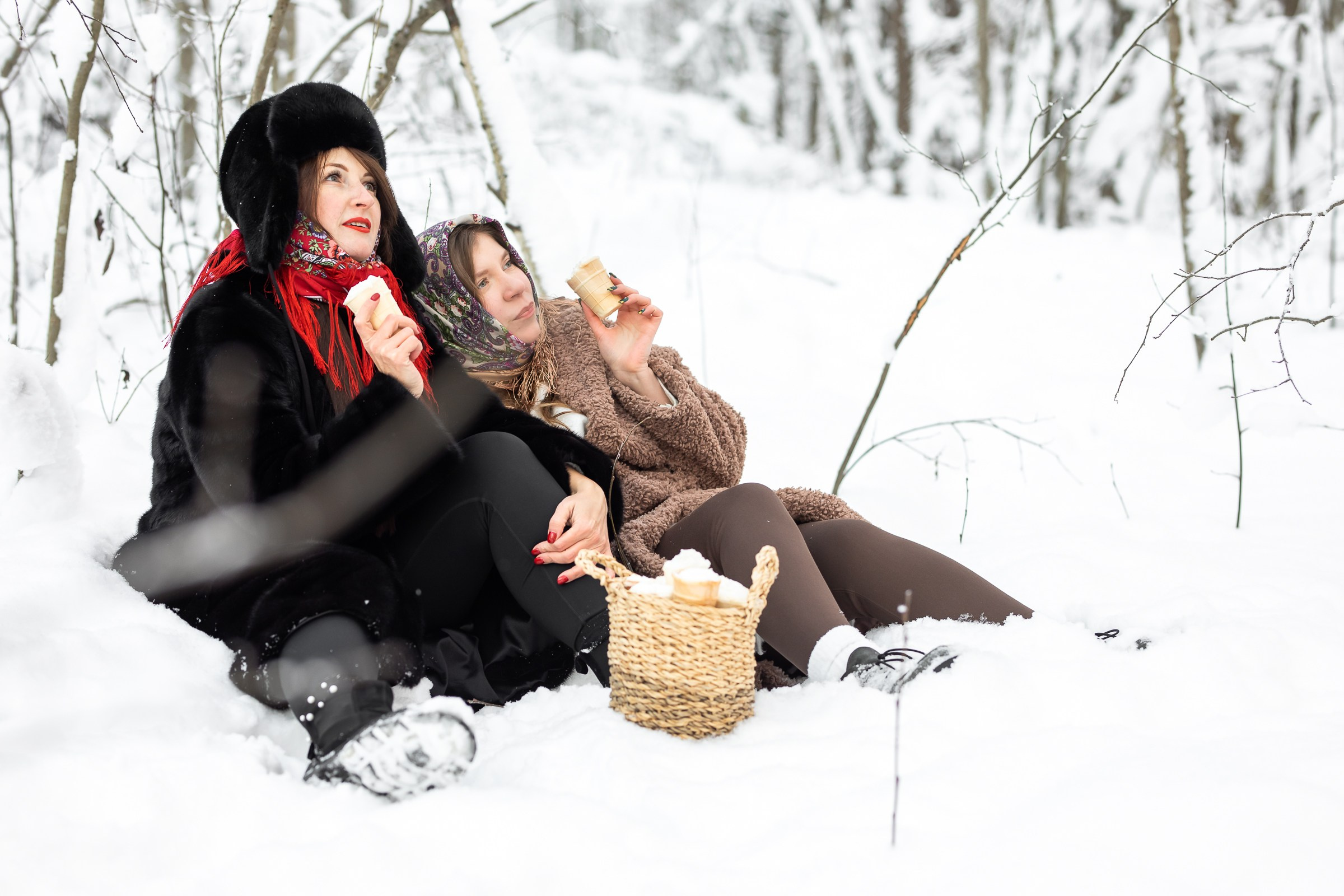 Анастасия и Юлия в зимнем лесу. Свадебный и семейный фотограф в Колпино и СПб Юлия Папанова