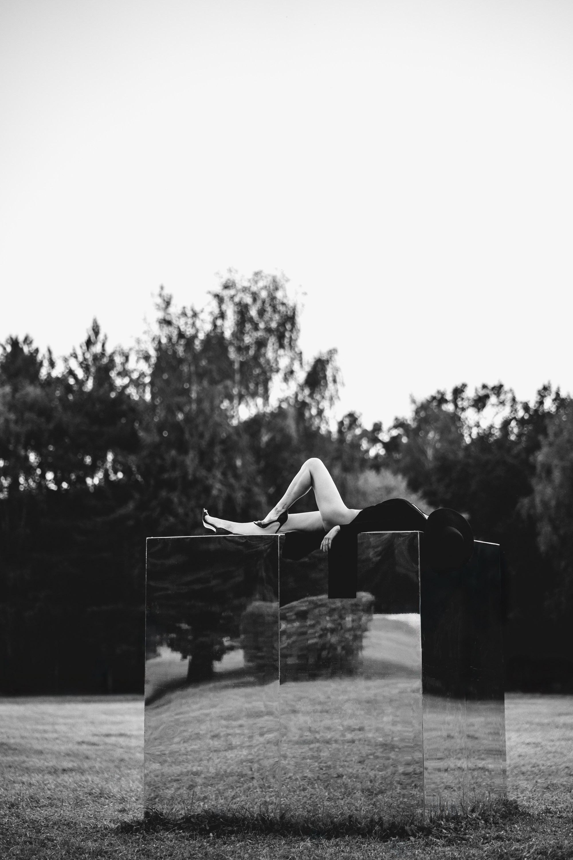 Девушка лежит на спине