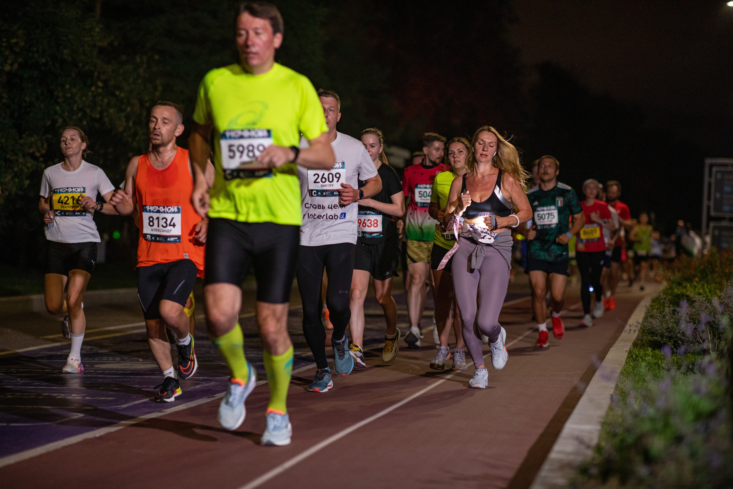 Ночной забег в ленте фотографий бегунов 03.08.24. Фотограф Сергей Ловкий
